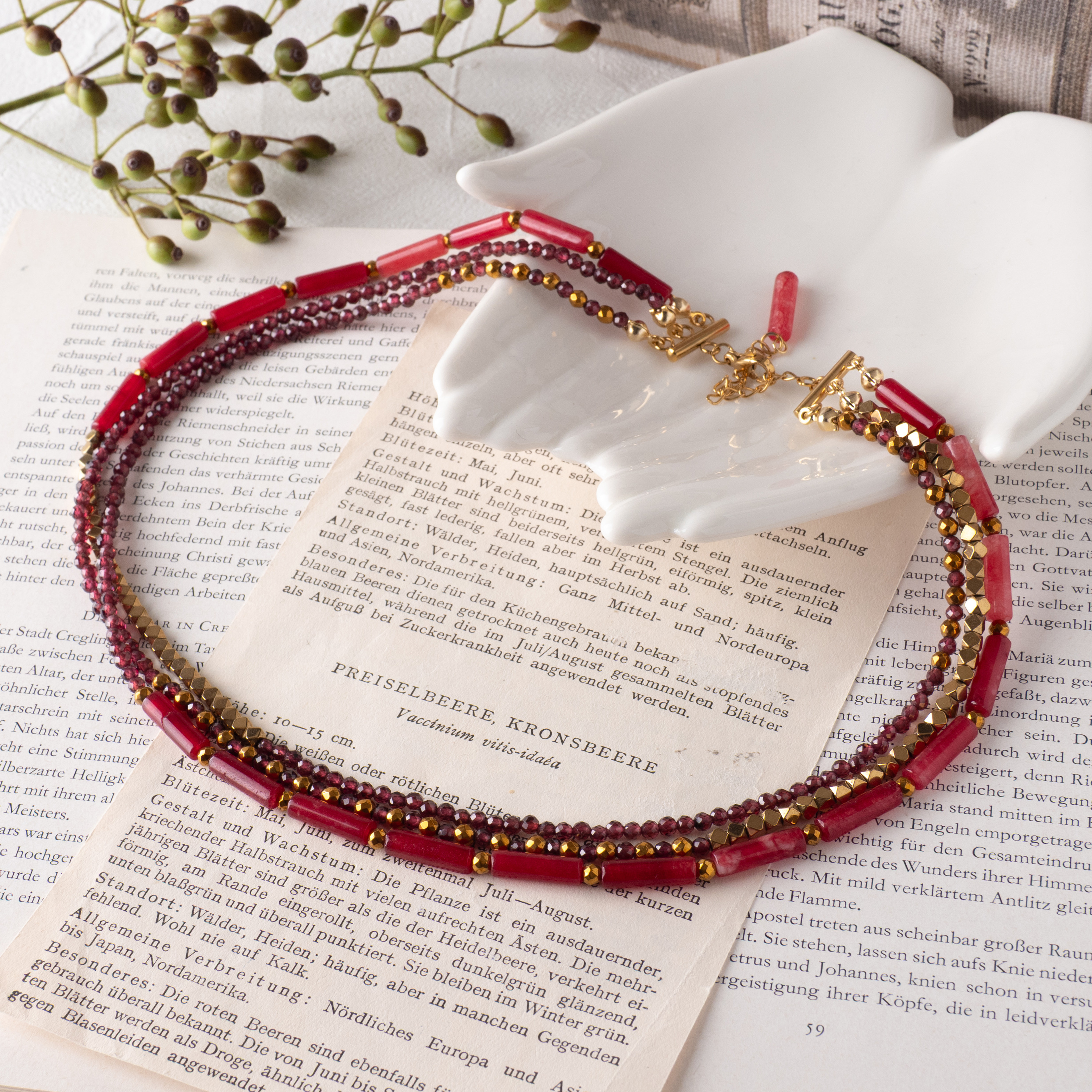 ガーネット×ゴールドの3連ネックレス　チョーカーにも　重ね付け　ビーズネックレス　天然石　クリスマス