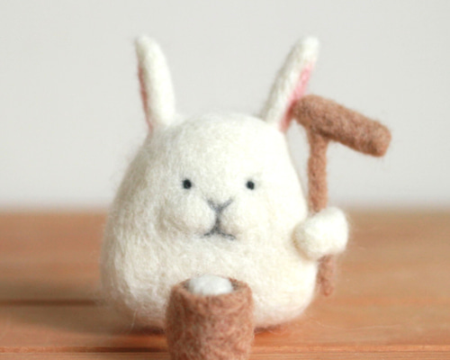 お月見うさぎ ＊モチツキうさぎさん＊ 羊毛フェルト 羊毛フェルト にち