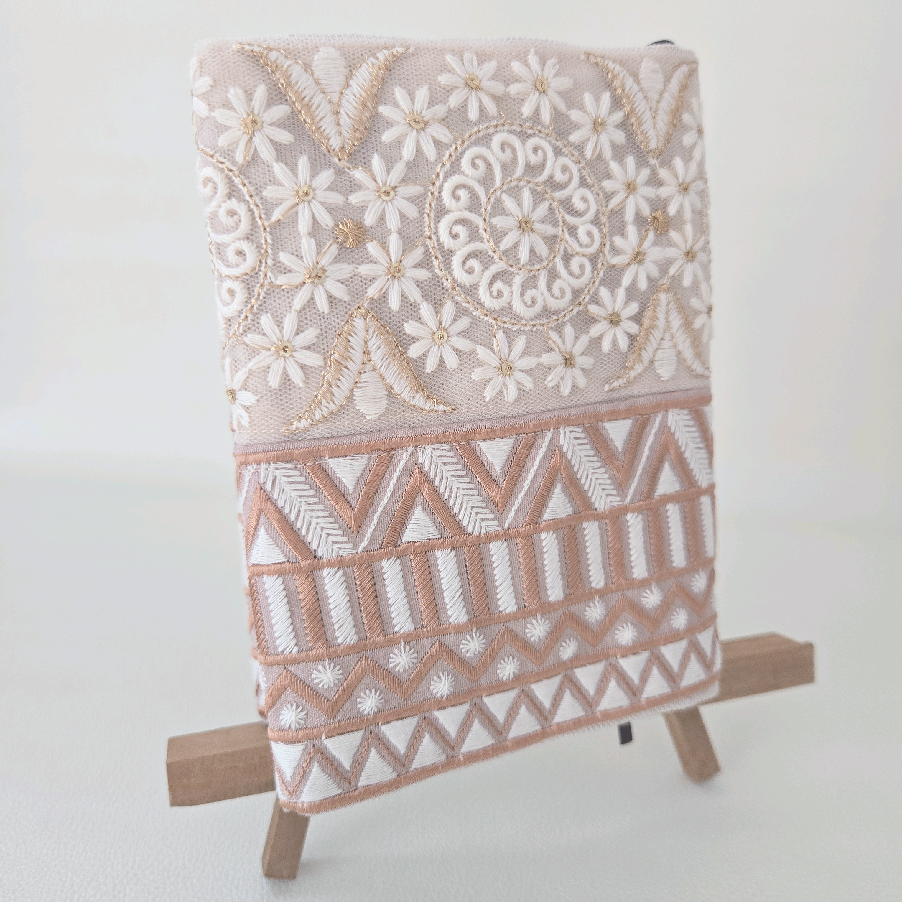 両面インド刺繍のリバーシブルブックカバー　一点もの　読書アイテム　手帳カバー　ノートカバー　文庫本A6　ピンク　綿