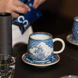 観花集｜宋韻の雅・青花磁器 手描き開窗花卉（梅花・水仙）マグカップ