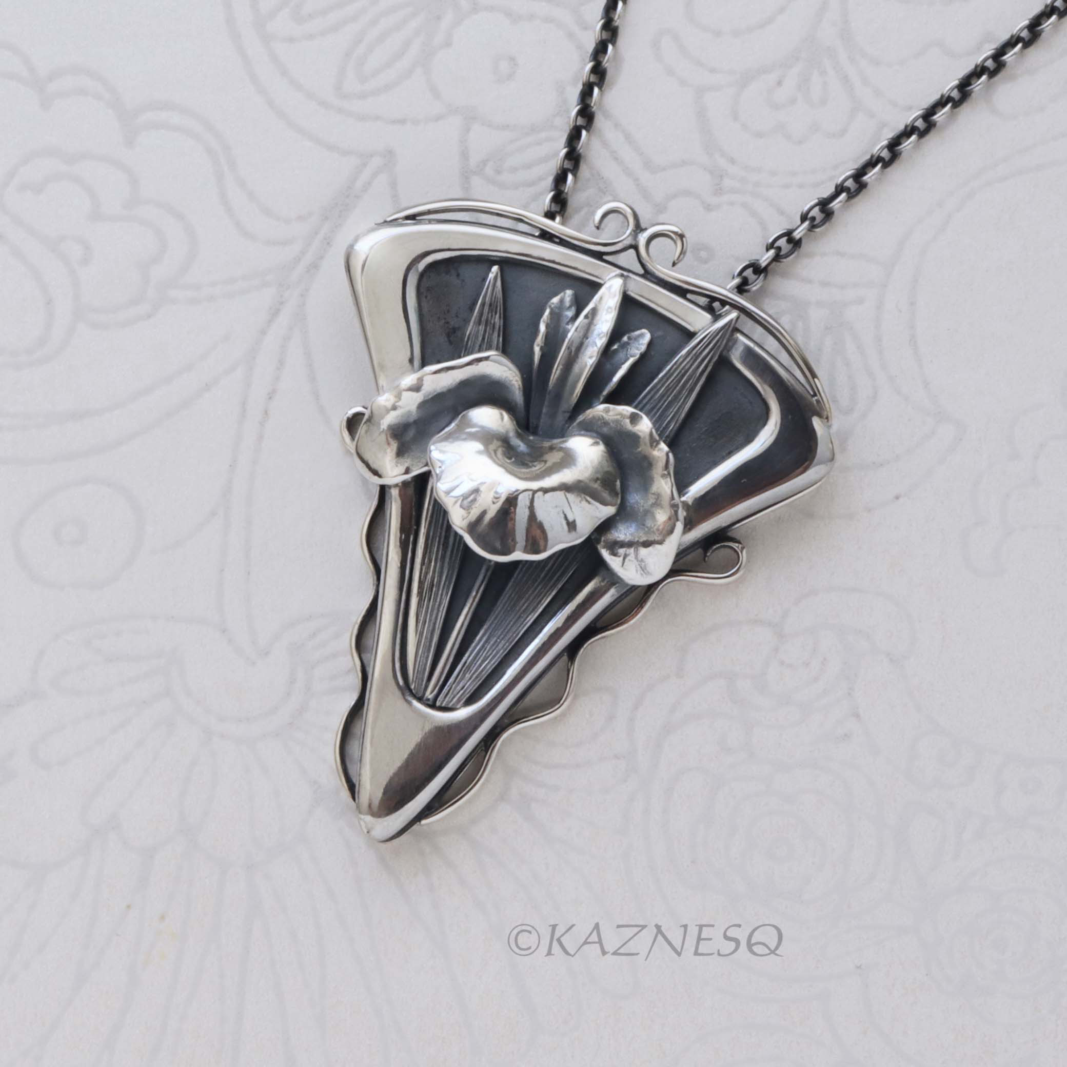 一輪のアイリスをモチーフにしたシルバーペンダント