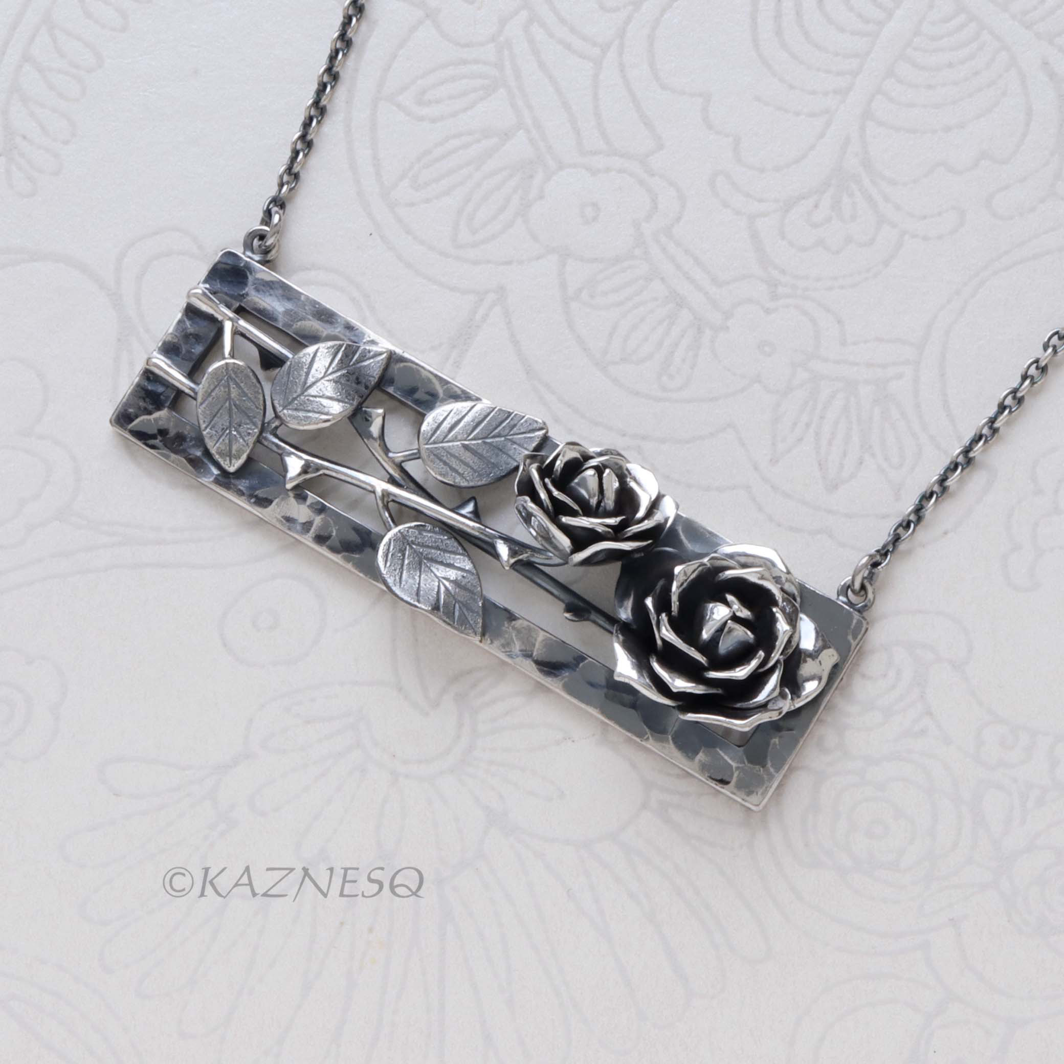 薔薇の横型長方形シルバーネックレス