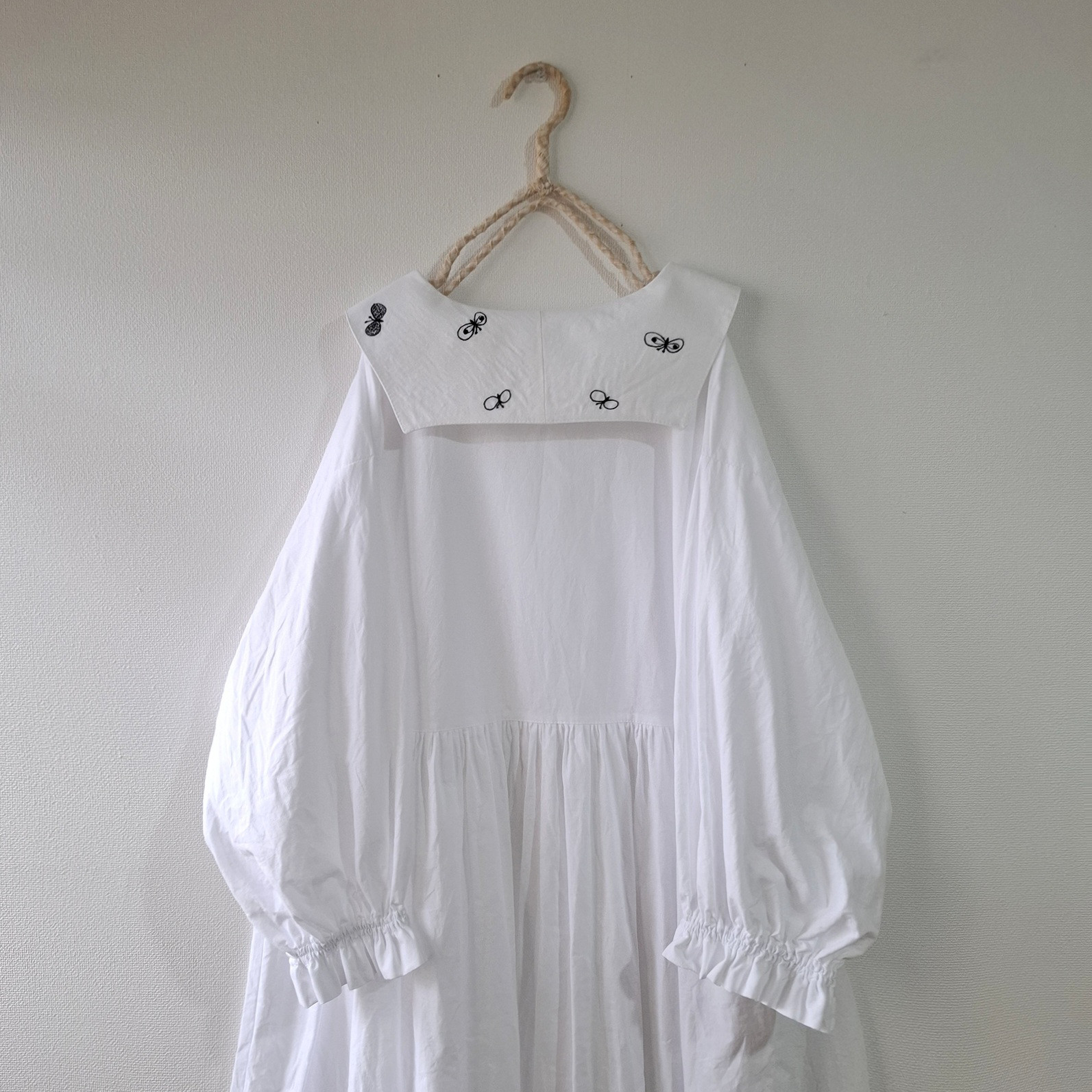 蝶々刺繍のセーラーカラーワンピース