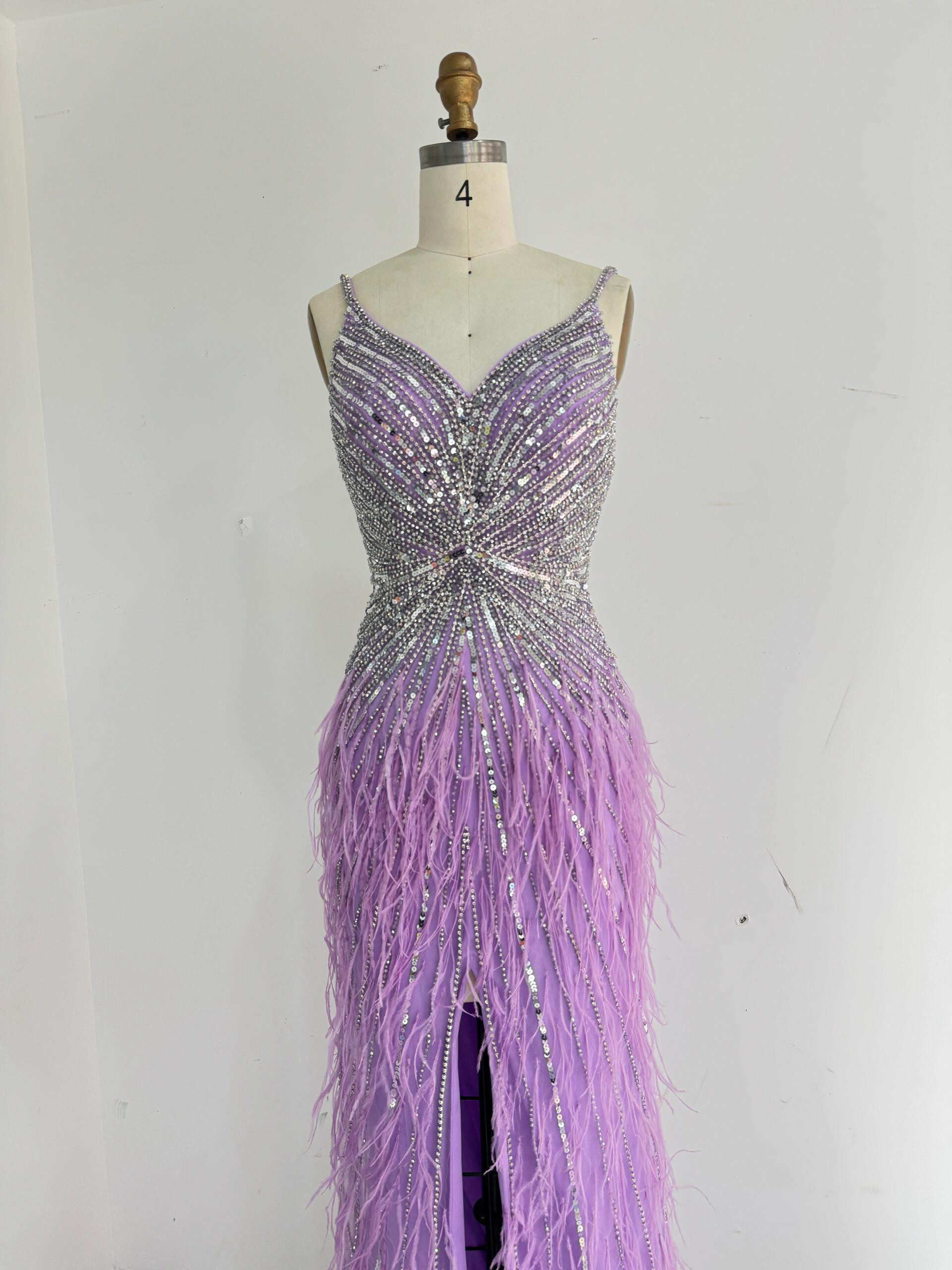 高品質　紫ライラック　ラブリー　背中空き　フェザー羽　スリット　スパコール　グッリター　衣装ステージ音楽会成人式海外挙式