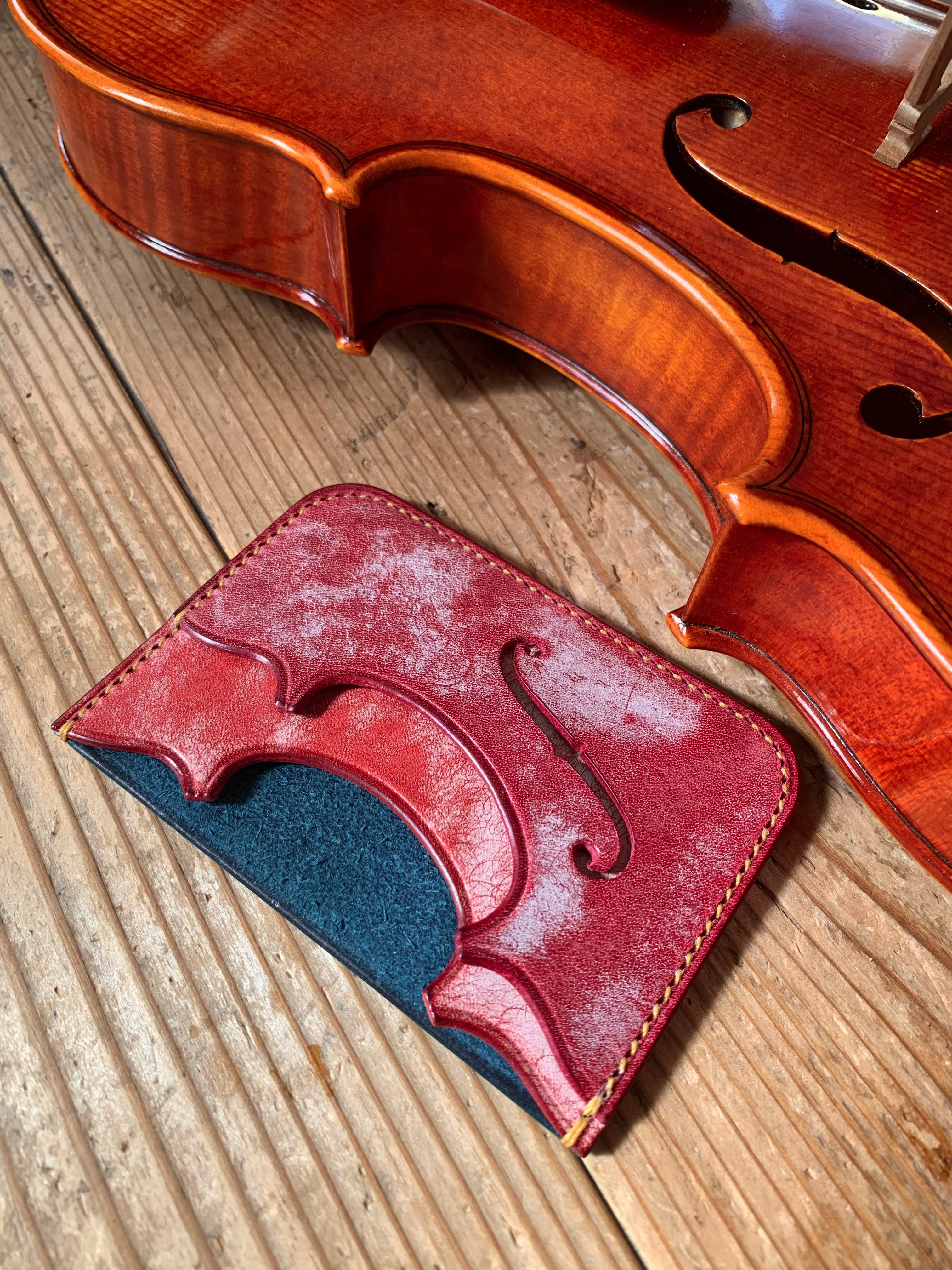 手縫いで創った革のパスケース 『Regina - Topolino 586』