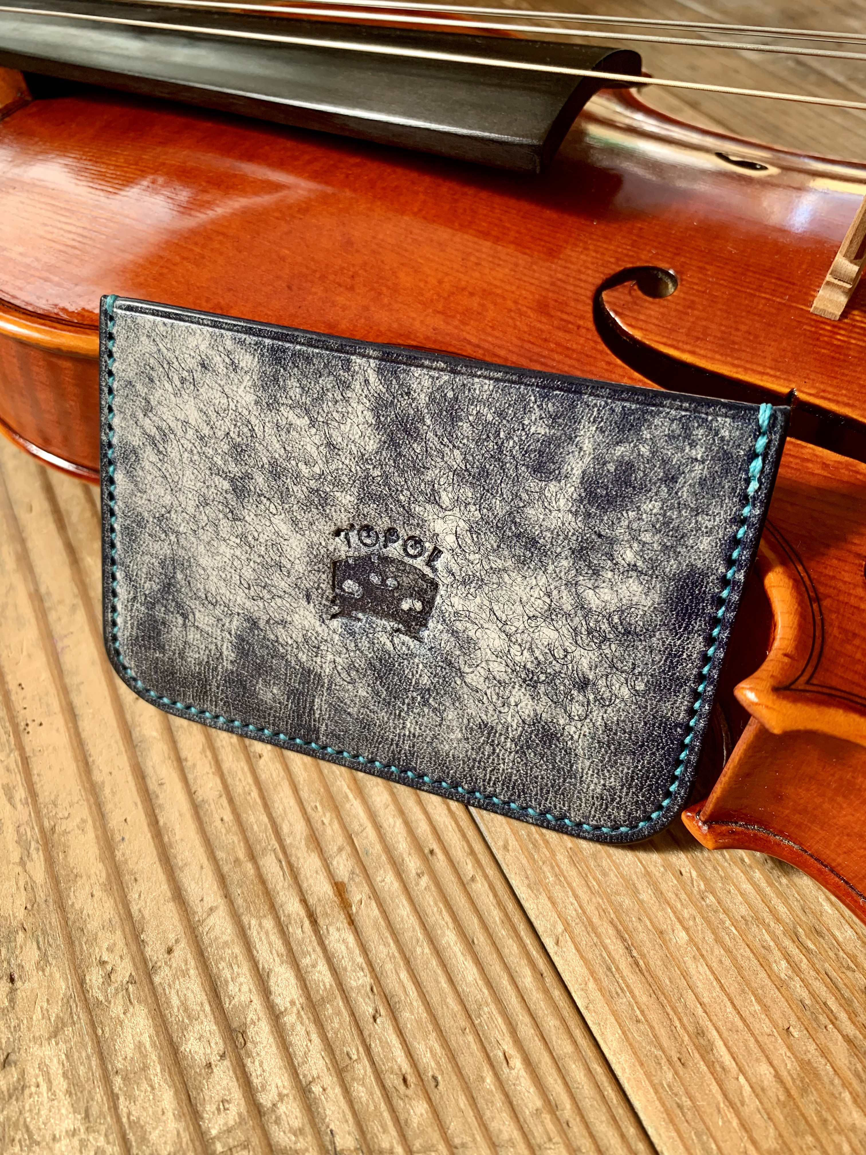 手縫いで創った革のパスケース 『SHINKAI - Topolino 587』