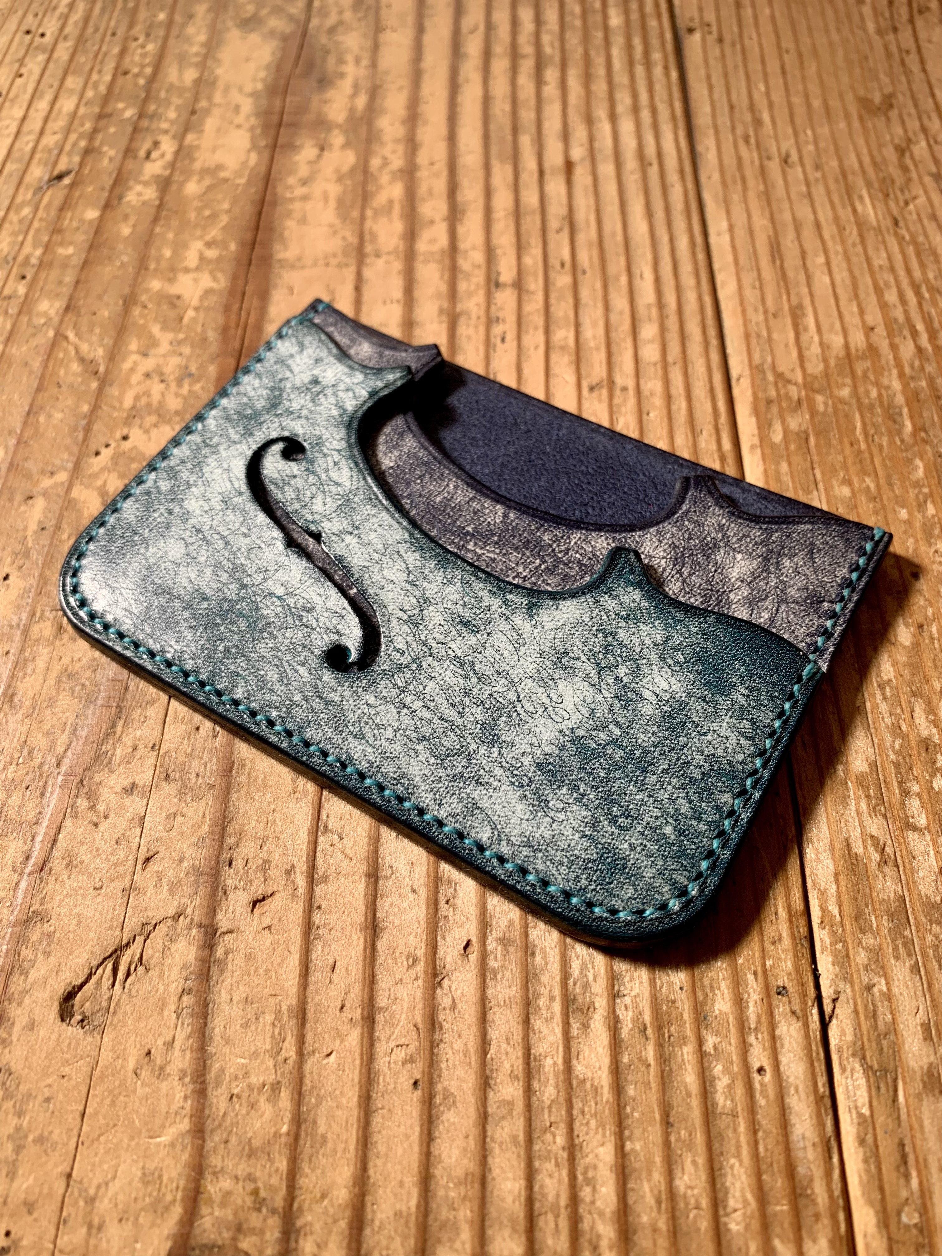 手縫いで創った革のパスケース 『SHINKAI - Topolino 587』