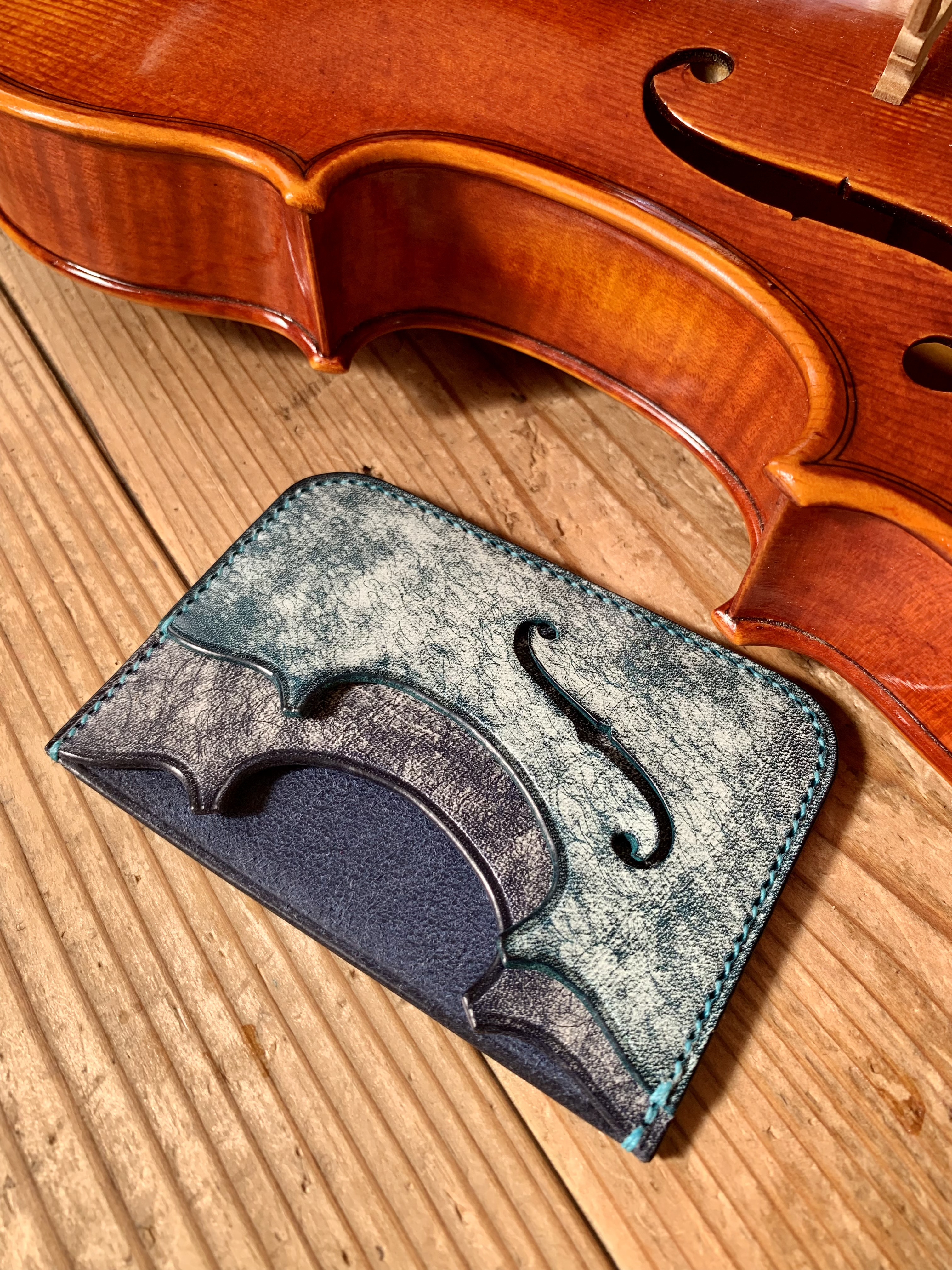 手縫いで創った革のパスケース 『SHINKAI - Topolino 587』