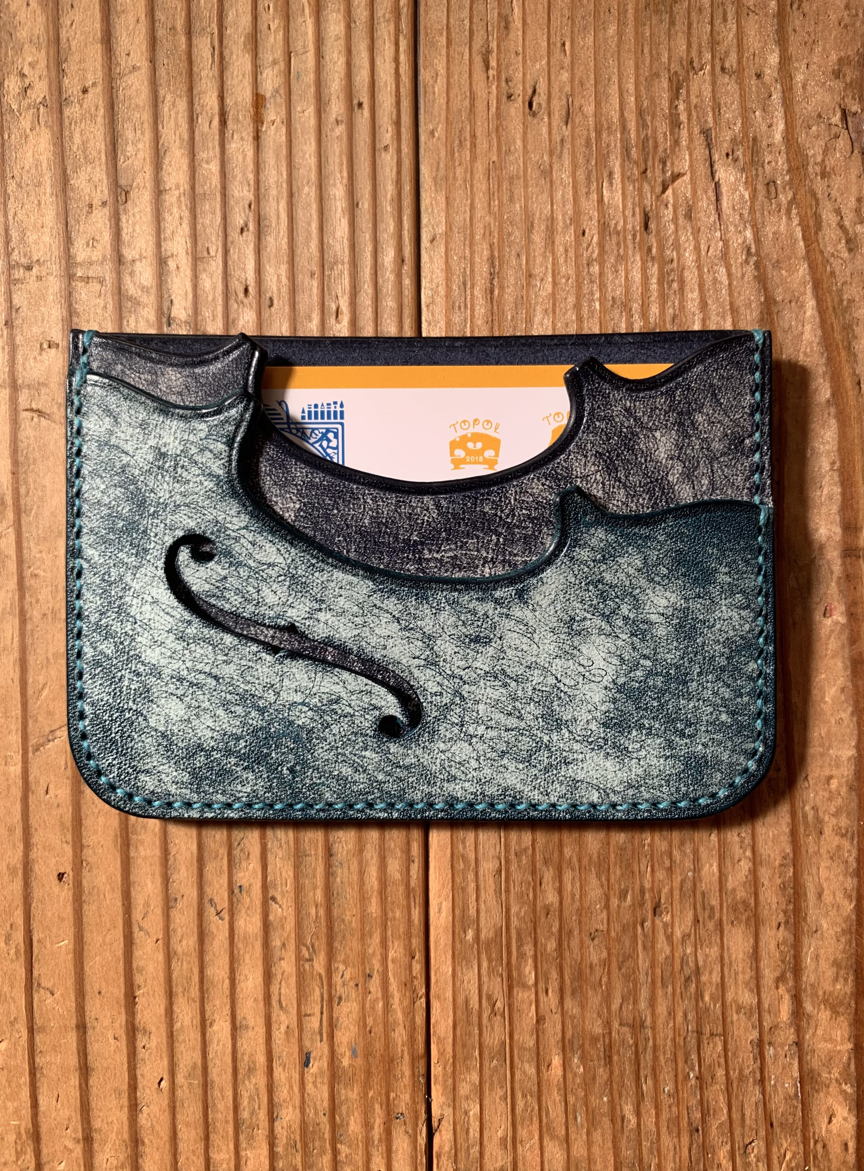 手縫いで創った革のパスケース 『SHINKAI - Topolino 587』