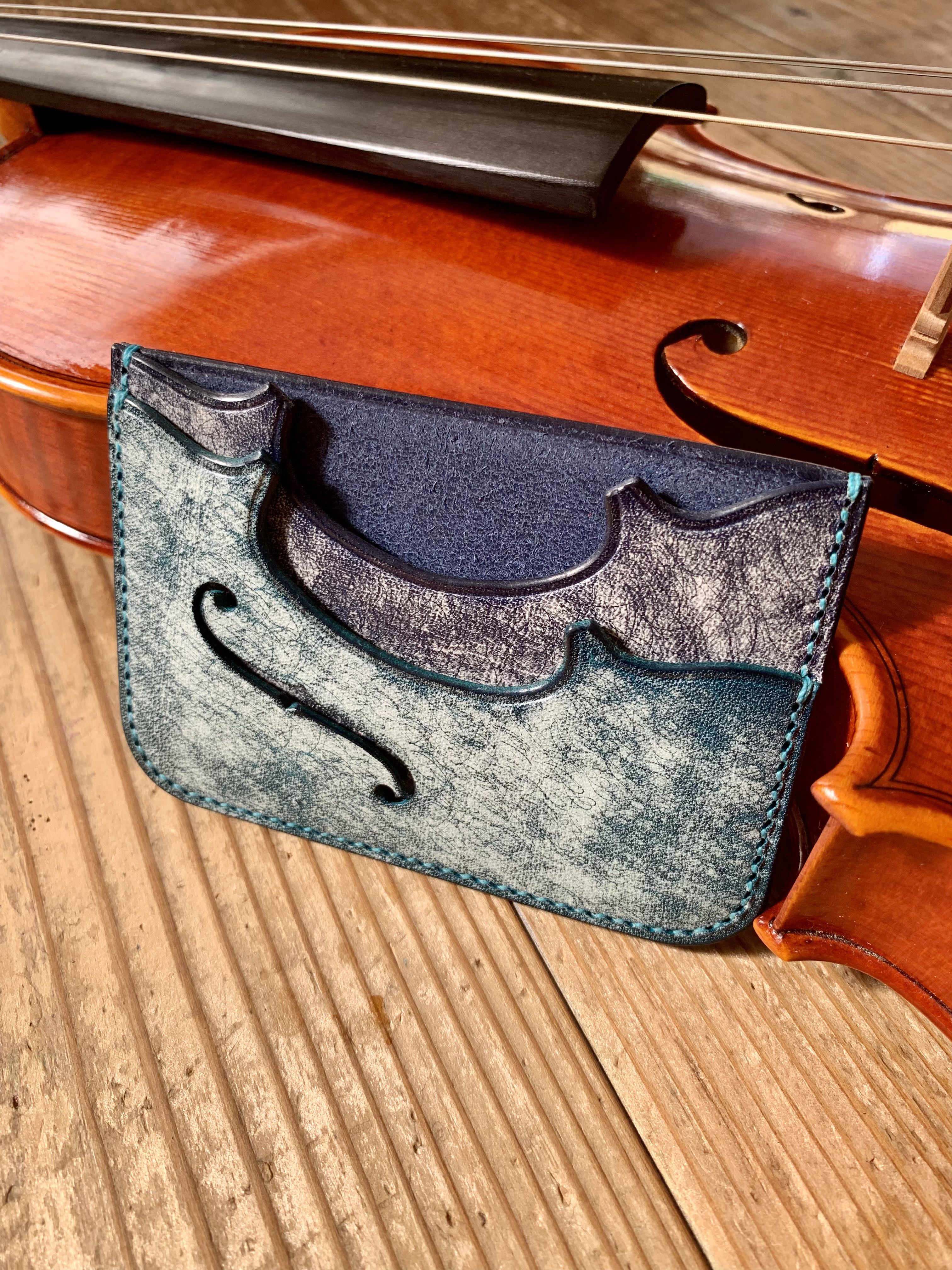 手縫いで創った革のパスケース 『SHINKAI - Topolino 587』