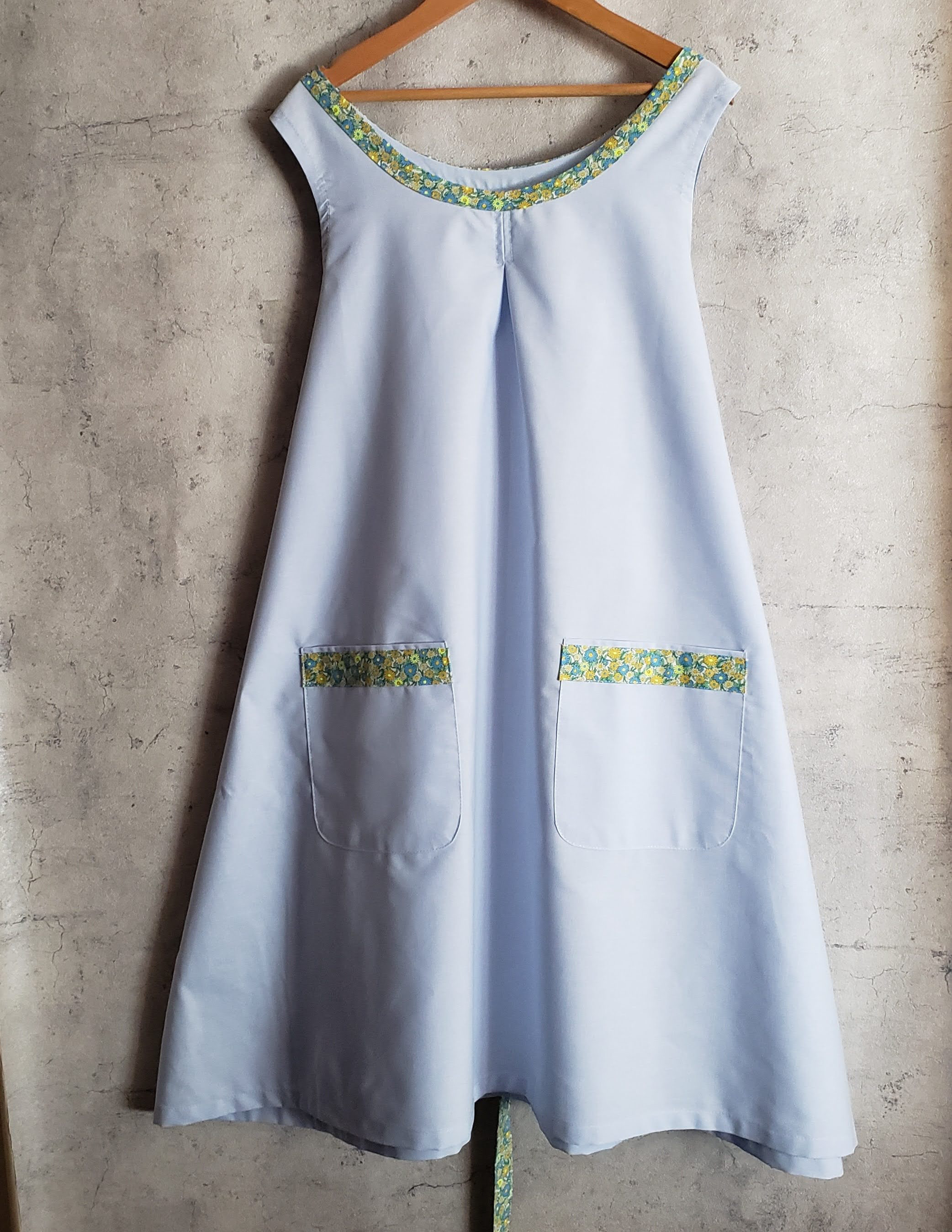 【フリーサイズ】大人エプロン リバティD ②ブルー ラセンビィコットン ライトブルー  左右ポケット