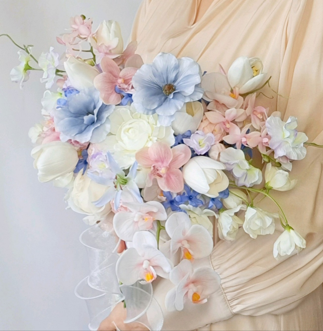 胡蝶蘭とチューリップのウェディングブーケ&ブートニア❀アーティフィシャルフラワーブーケ❀クラッチブーケ❀ピンク&水色❀