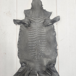 ワニ革　クレイフィニッシュ　墨黒　No.C008676 1枚目の画像