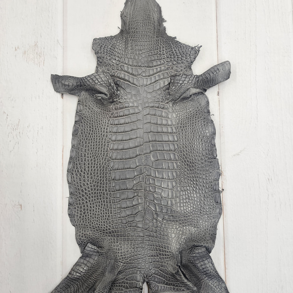 ワニ革　クレイフィニッシュ　墨黒　No.C008676 1枚目の画像