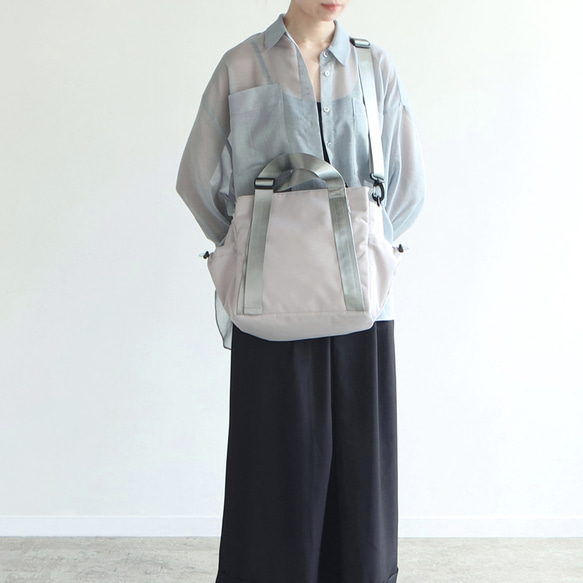 秋新作［Mサイズ］10ポケット3WAYバッグ 撥水加工ナイロン【ライトグレー】軽量大容量 トート/ショルダー SDGs 3枚目の画像