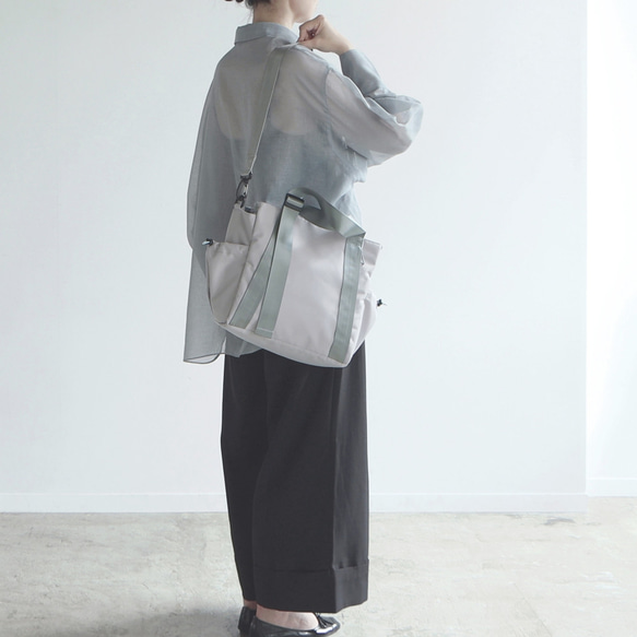 秋新作［Mサイズ］10ポケット3WAYバッグ 撥水加工ナイロン【ライトグレー】軽量大容量 トート/ショルダー SDGs 2枚目の画像