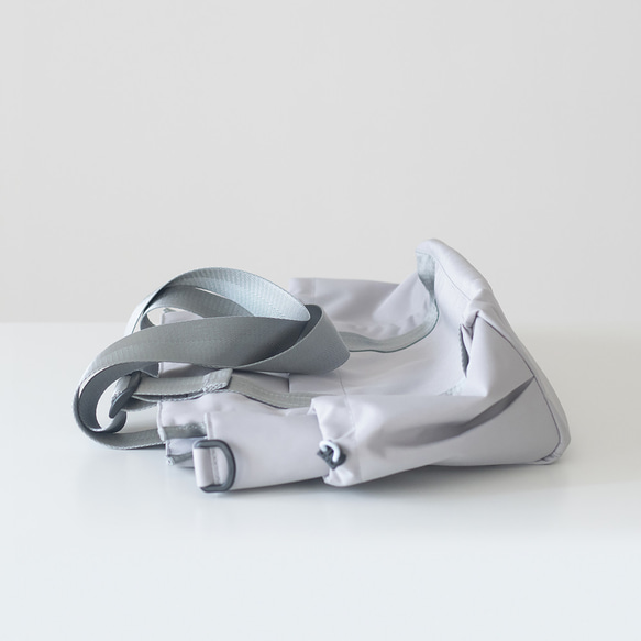 秋新作［Mサイズ］10ポケット3WAYバッグ 撥水加工ナイロン【ライトグレー】軽量大容量 トート/ショルダー SDGs 16枚目の画像