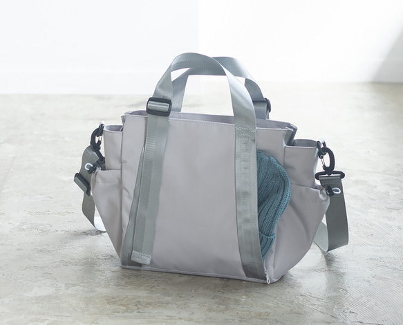 秋新作［Mサイズ］10ポケット3WAYバッグ 撥水加工ナイロン【ライトグレー】軽量大容量 トート/ショルダー SDGs 1枚目の画像