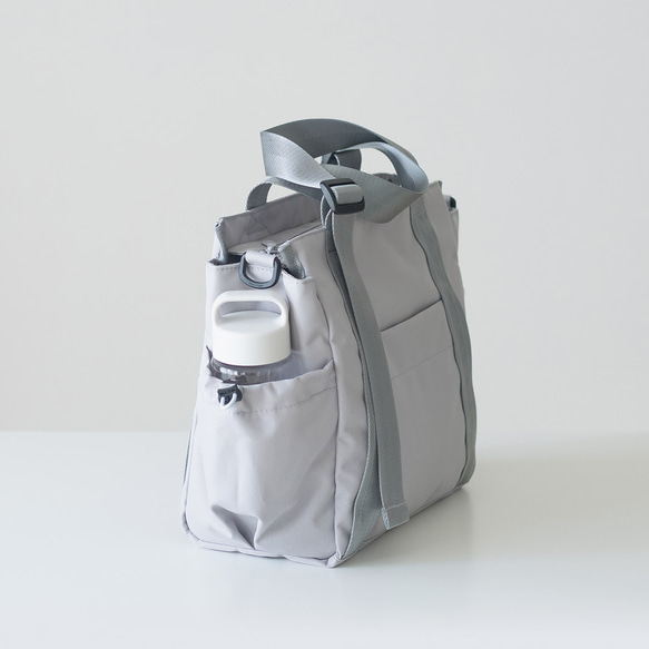 秋新作［Mサイズ］10ポケット3WAYバッグ 撥水加工ナイロン【ライトグレー】軽量大容量 トート/ショルダー SDGs 12枚目の画像