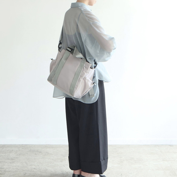 秋新作［Mサイズ］10ポケット3WAYバッグ 撥水加工ナイロン【ライトグレー】軽量大容量 トート/ショルダー SDGs 4枚目の画像