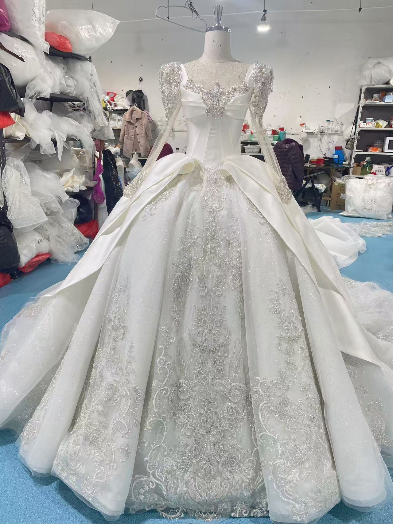 激売れ人気商品！スクエアネック　光沢サテン　韓国スタイル　ウェディングドレス　ラッフルスカート　ギャザー　レース裾前撮り