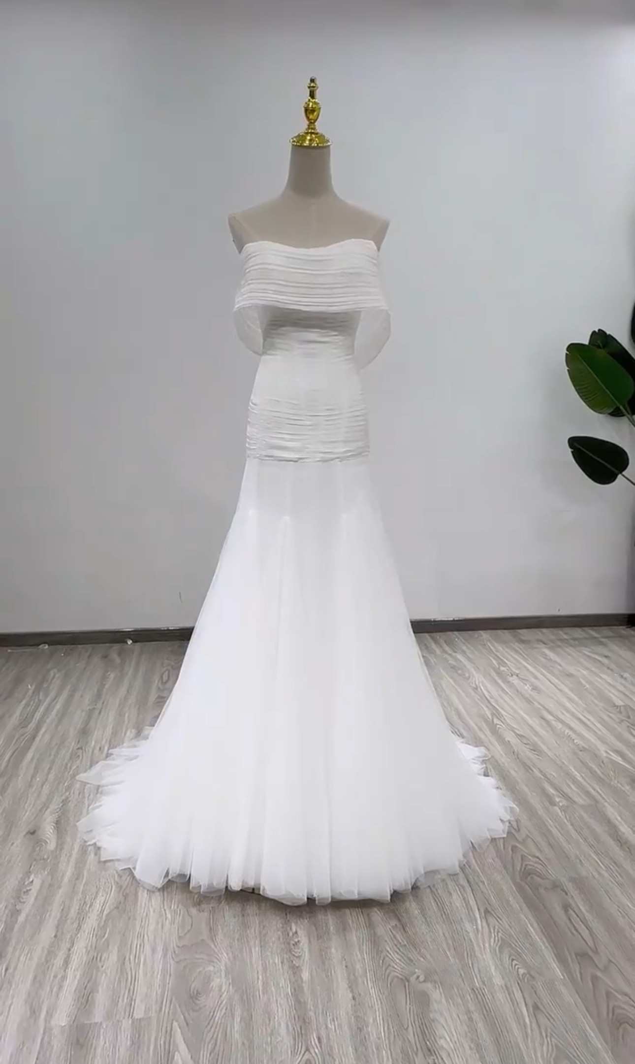 胸フリル　ふんわりチュール　シンプルなウェディングドレス　マーメイド　白　二の腕カバー　上品　ラッフルスカート2次会花嫁