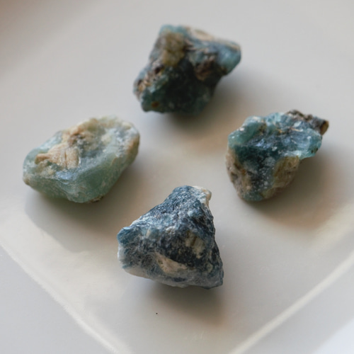 128.8ct 天然石 グランディディエライト 原石 4個セット売り