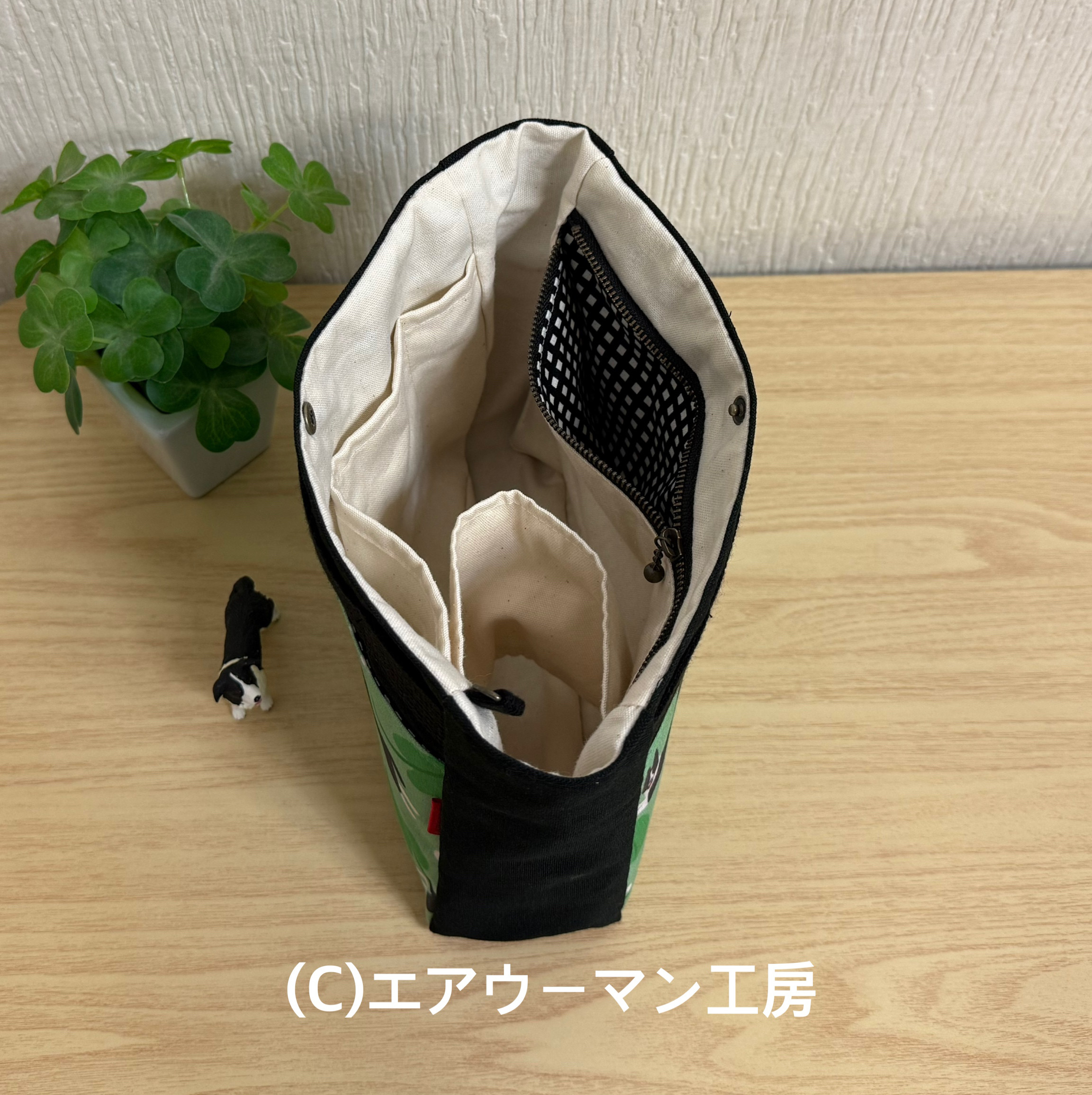 ボーダーコリーと葉っぱの柄の輸入生地と黒い１１号帆布で作ったバッグインバッグ
