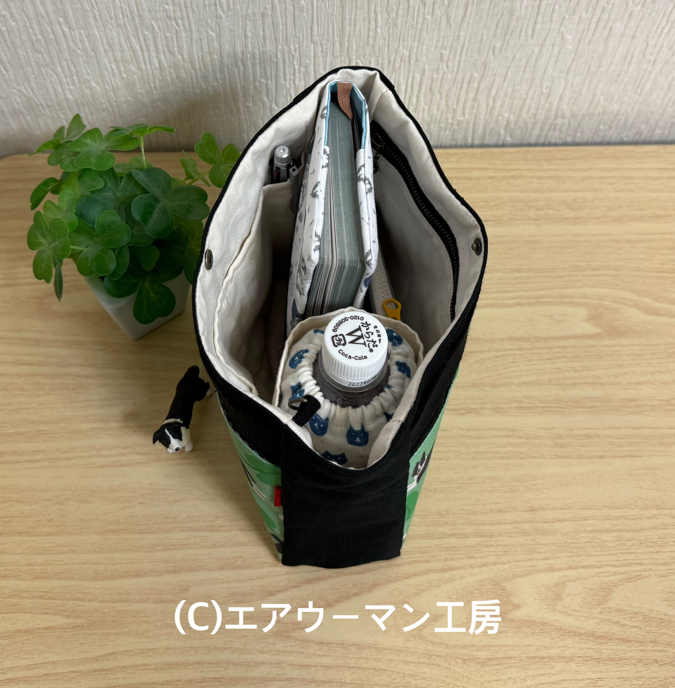 ボーダーコリーと葉っぱの柄の輸入生地と黒い１１号帆布で作ったバッグインバッグ