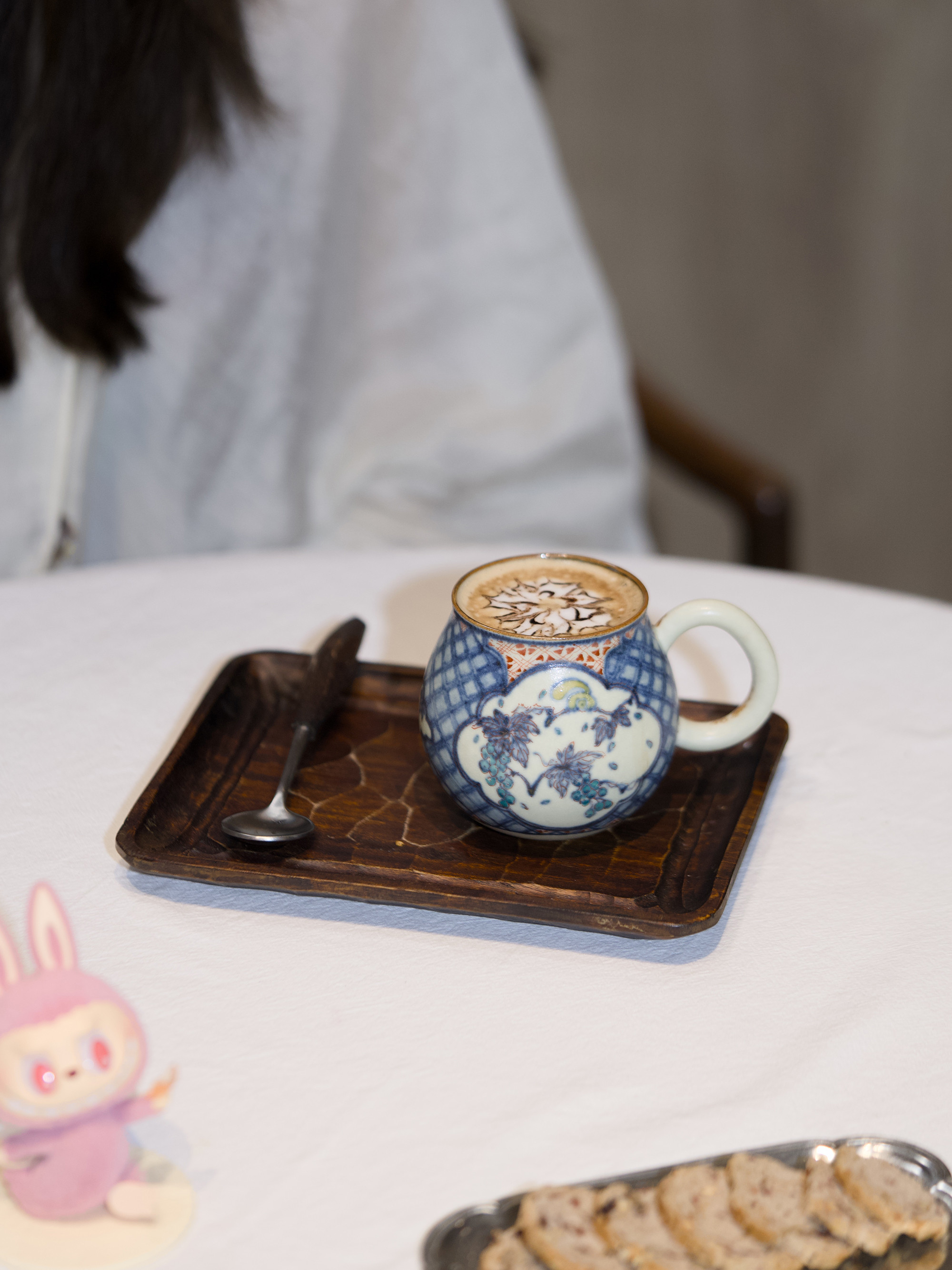 観花集｜宋韻の雅「鼠来宝」葡萄藤に松鼠 手描き青花磁器マグカップ 景徳鎮製 約260ml