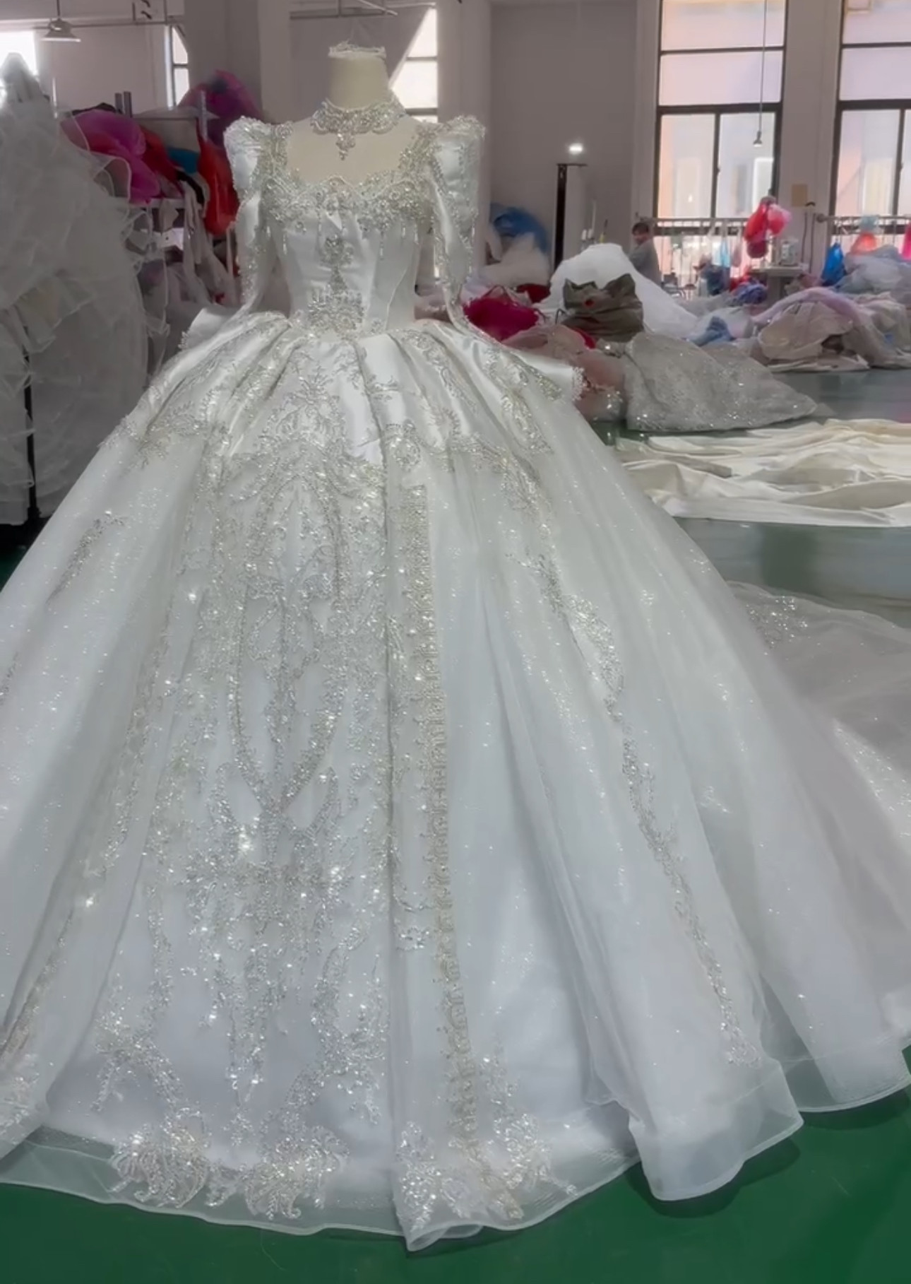 高級感　新作　ウェディングドレス　サテン　チュール　ボリューム感　フランスレース　韓国風スクエアネック挙式ロングトレーン