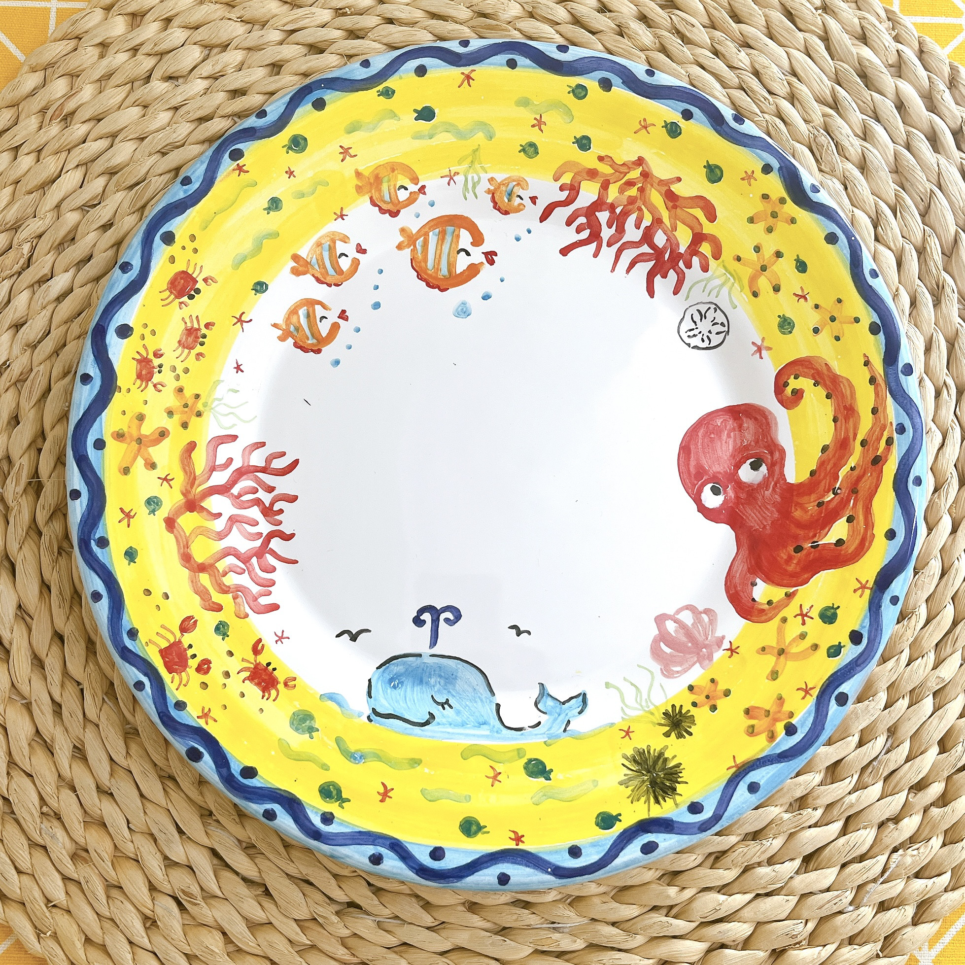 海を感じるマヨリカ焼き　賑やかな海の大きな丸皿