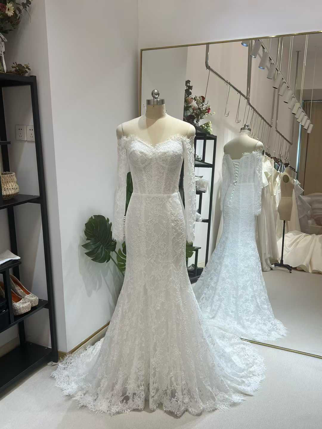 送料無料！ウェディングドレス オフショルダー 贅沢な小花柄の総レース 編み上げ マーメイド  長袖  優雅なシルエット