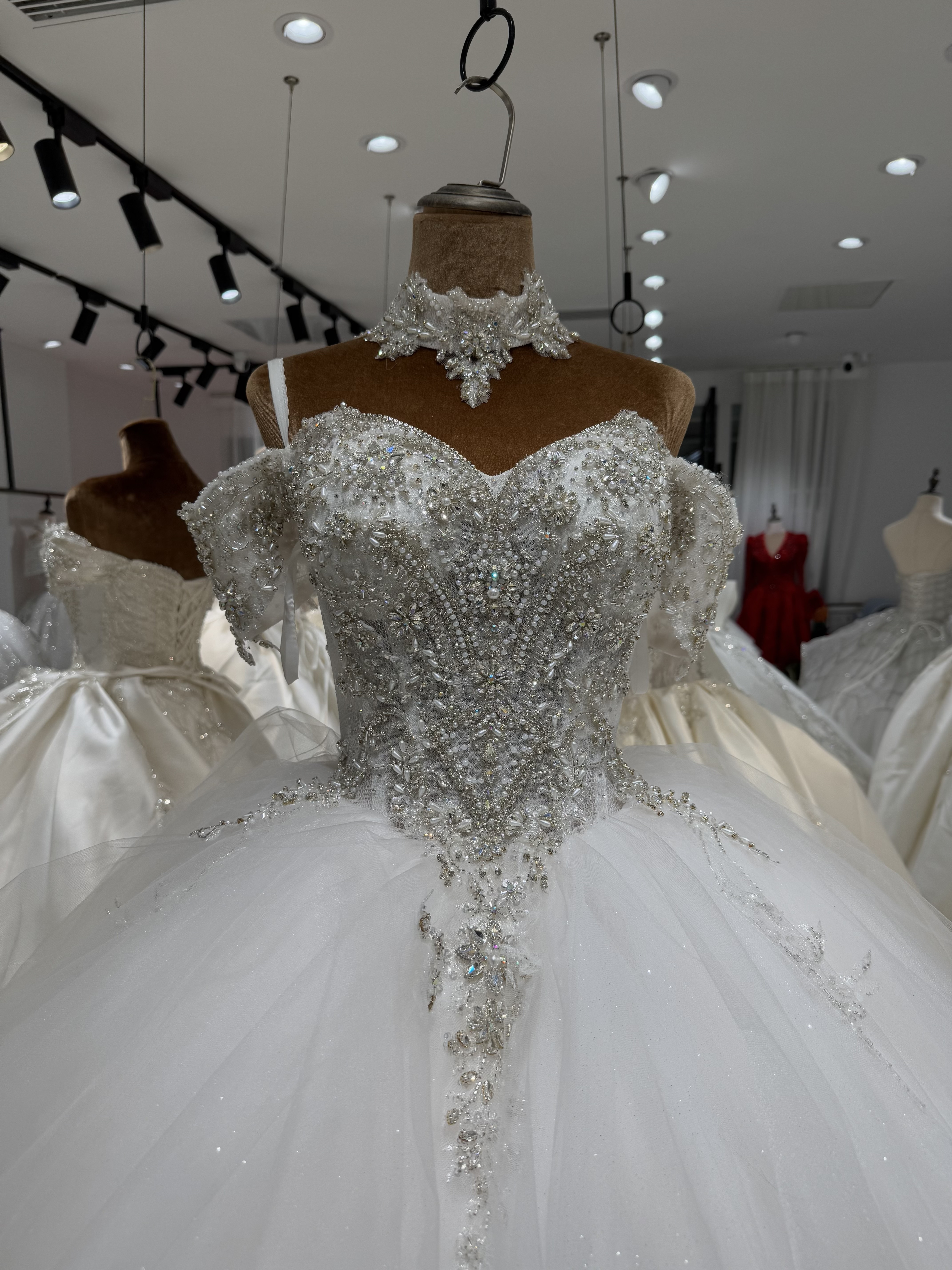 大人気　チュールスカート　ふんわり　オフショルダー　たっぷりなストーン付き　フレアスカート　シンプル2の腕かばー　結婚式