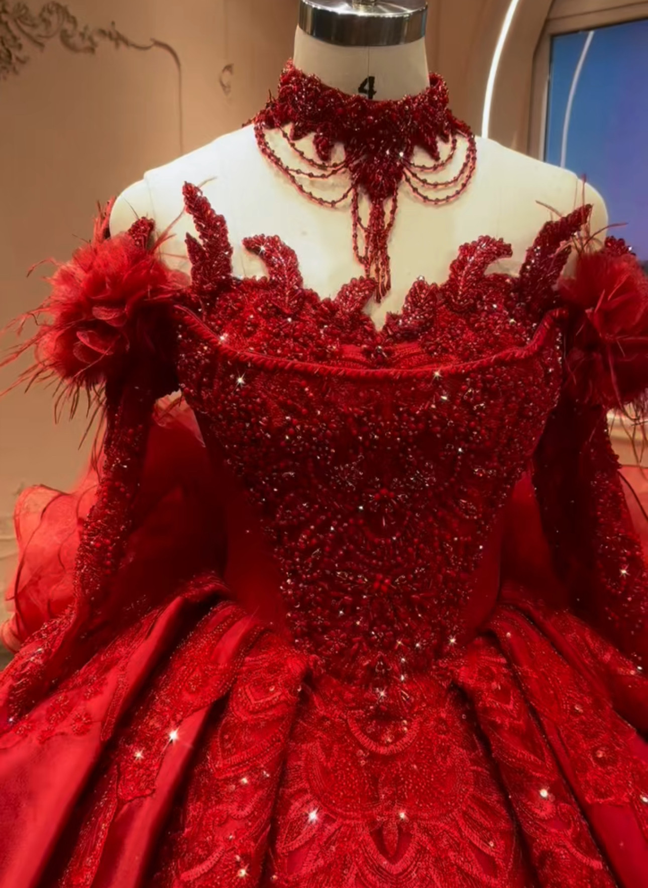 圧倒的に存在感　赤レッド　光沢感　オフショルダー長袖　ギャザー可愛い　サイズオーダー　ビジュー付き豪華　フォトウェデング