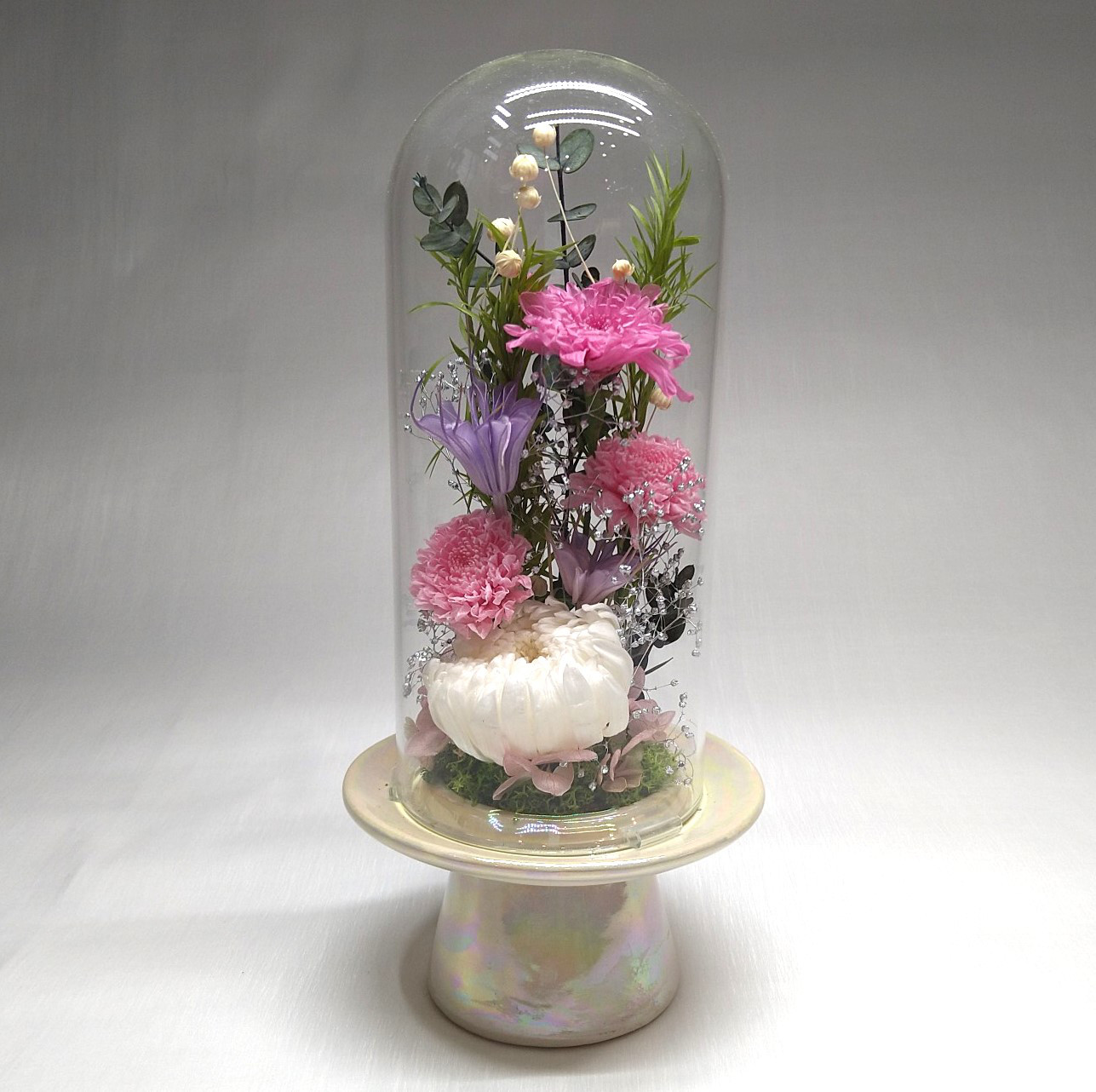 白の輪菊とピンクの菊にシルバーのカスミ草のキラキラが一段と華やかです。