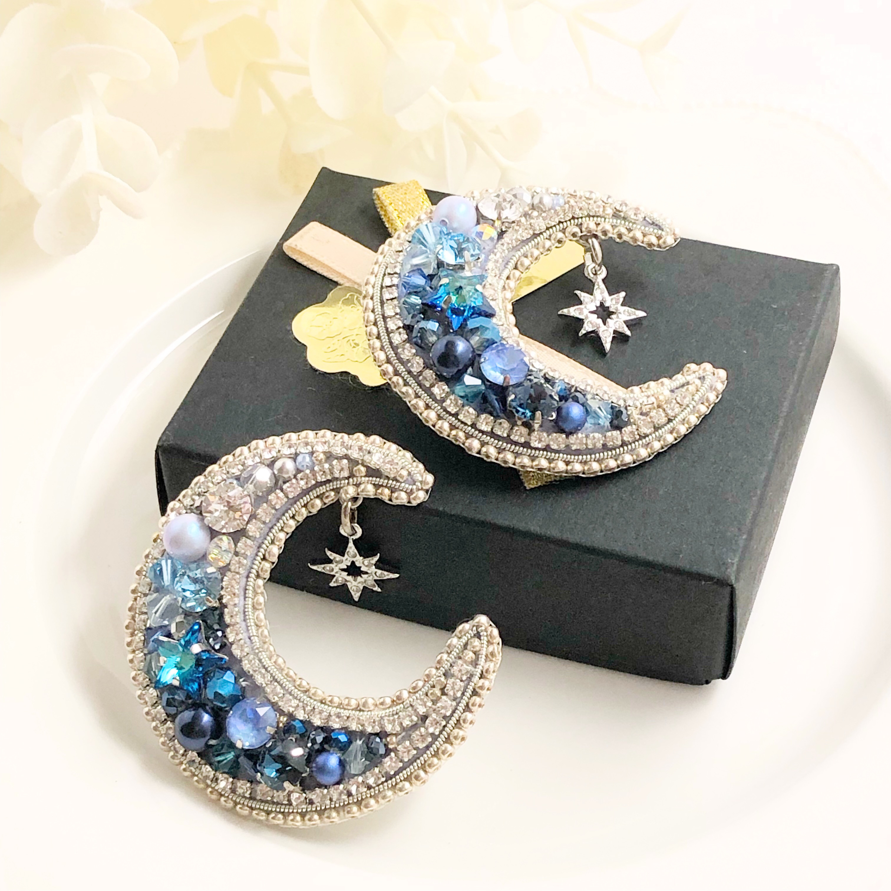 ビーズ刺繍　ブルームーンブローチ