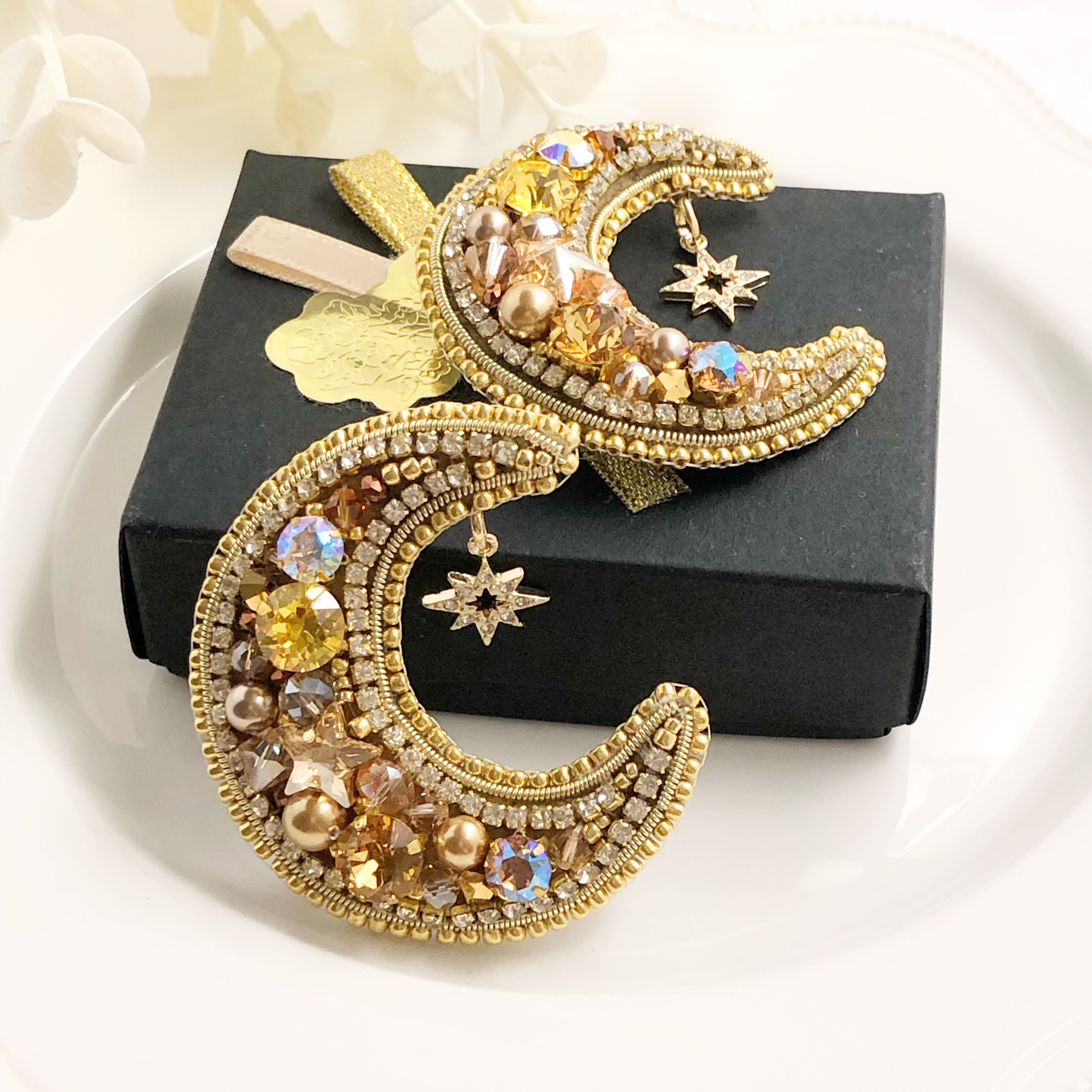 ビーズ刺繍　ゴールドのムーンブローチ