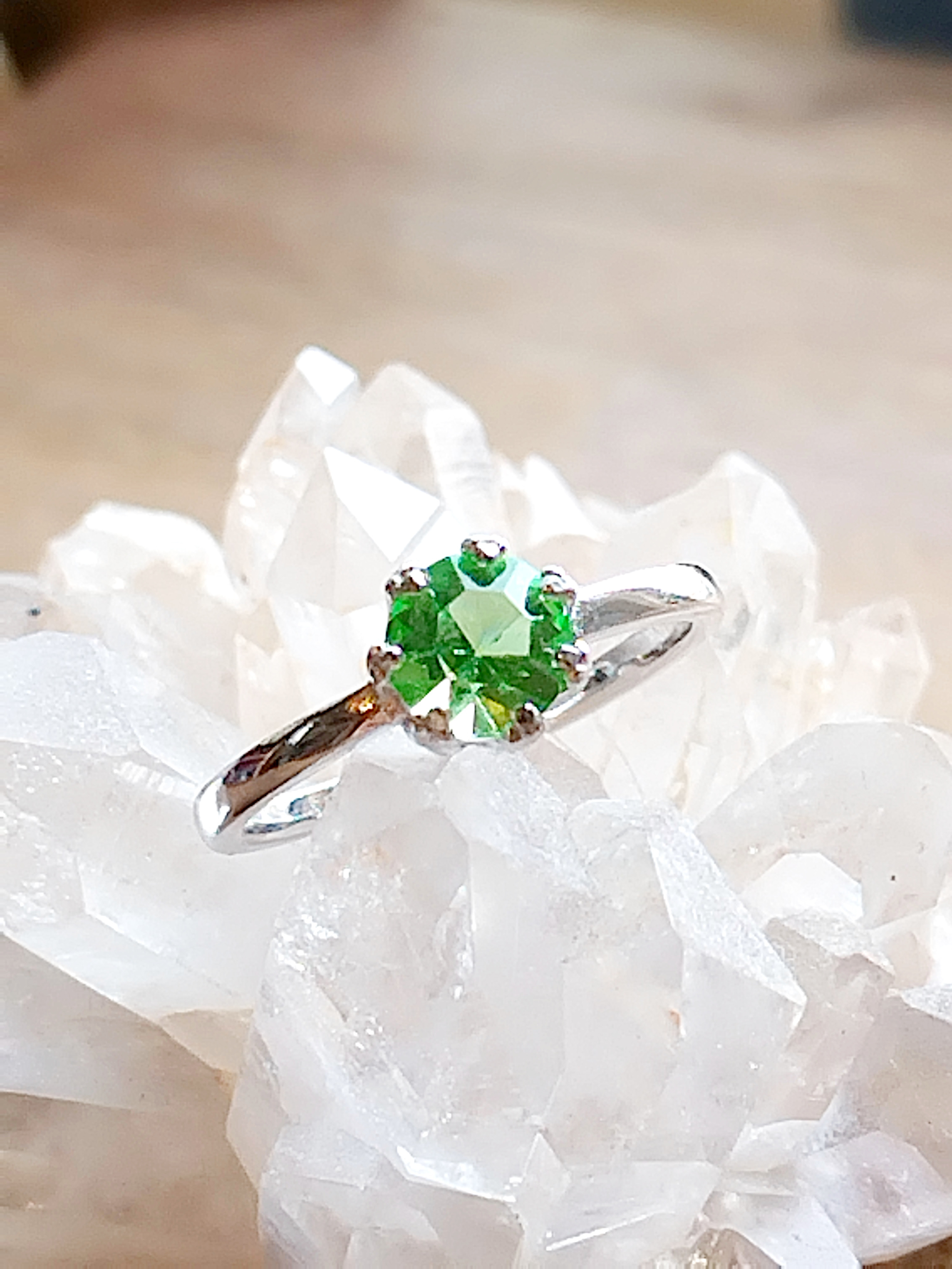 ウランガラス6mmファセットカットリング 13号（シルバー）