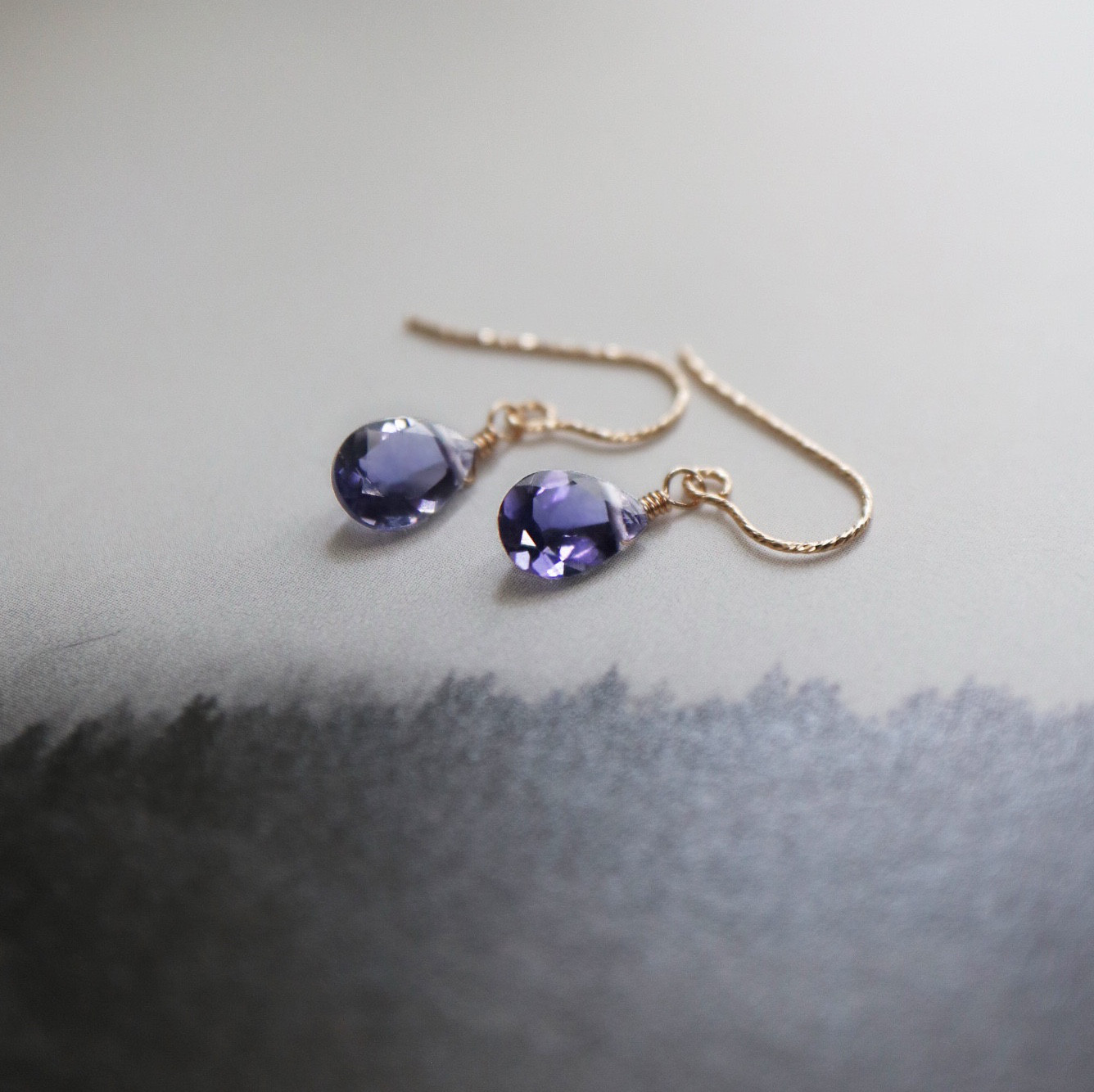 アイオライト 薄暮（Hakubo）夕景の群青　14kgfピアス