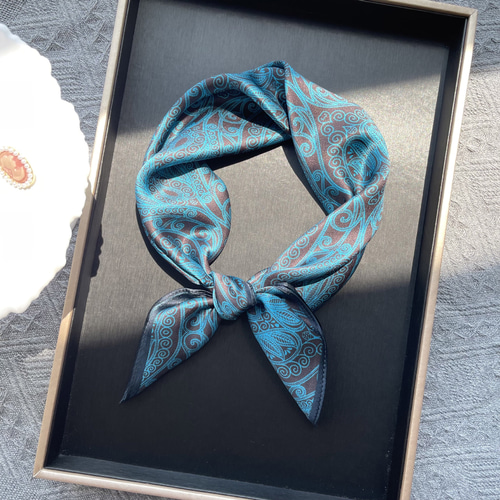 青と黒の100%シルクスカーフ 絹製バンダナ 約 53cm 正方形 エレガント