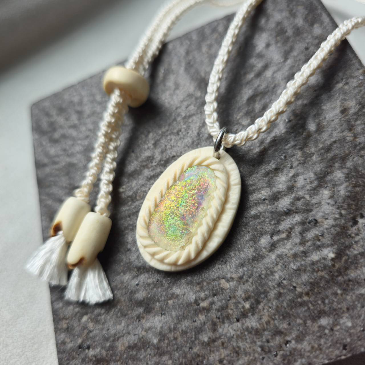 鹿の角 ローマングラスのペンダント