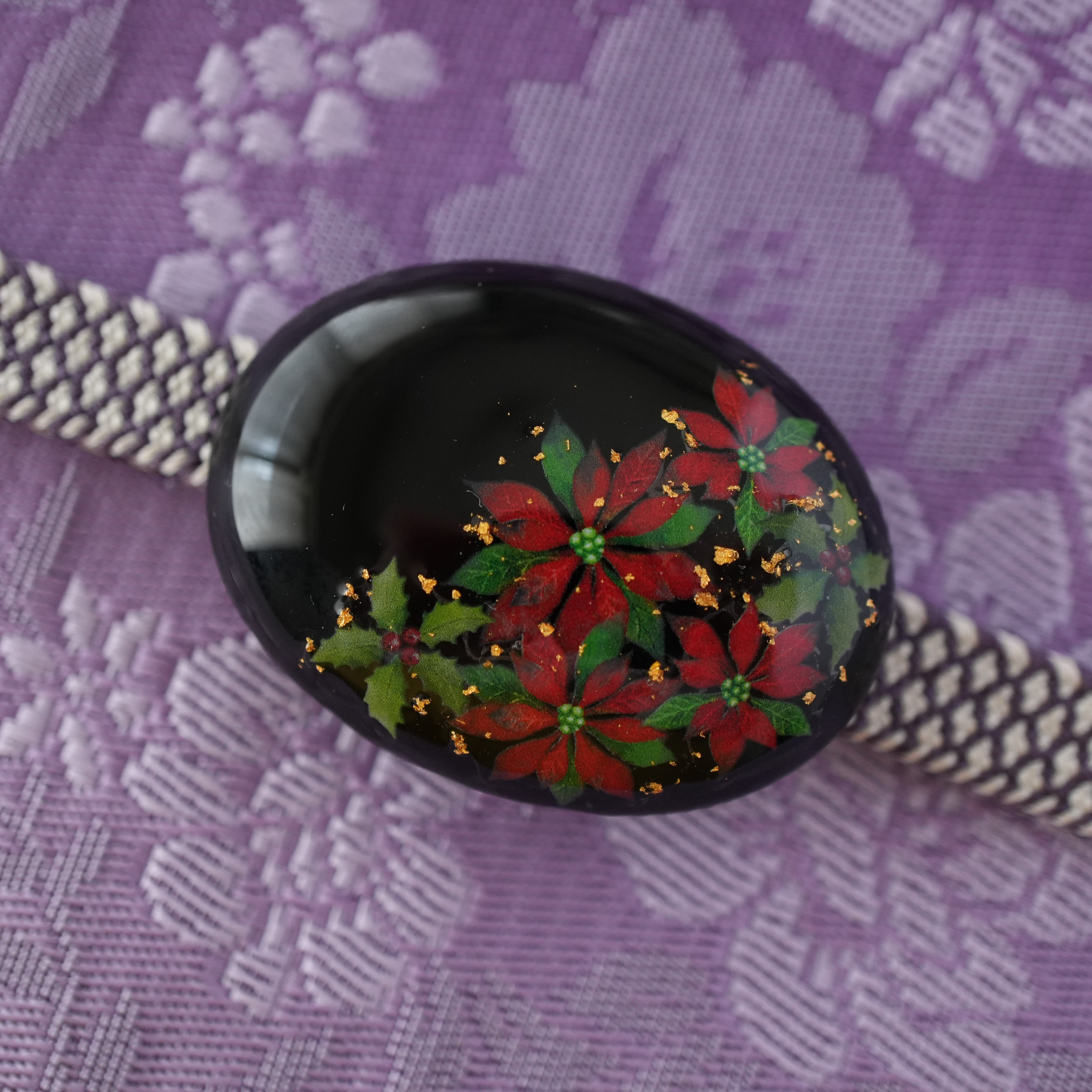 冬の誕生花2025  天然石黒瑪瑙とポインセチア、金箔の帯留め ポニーフック ブローチ 帯留め兼用ブローチ 24k