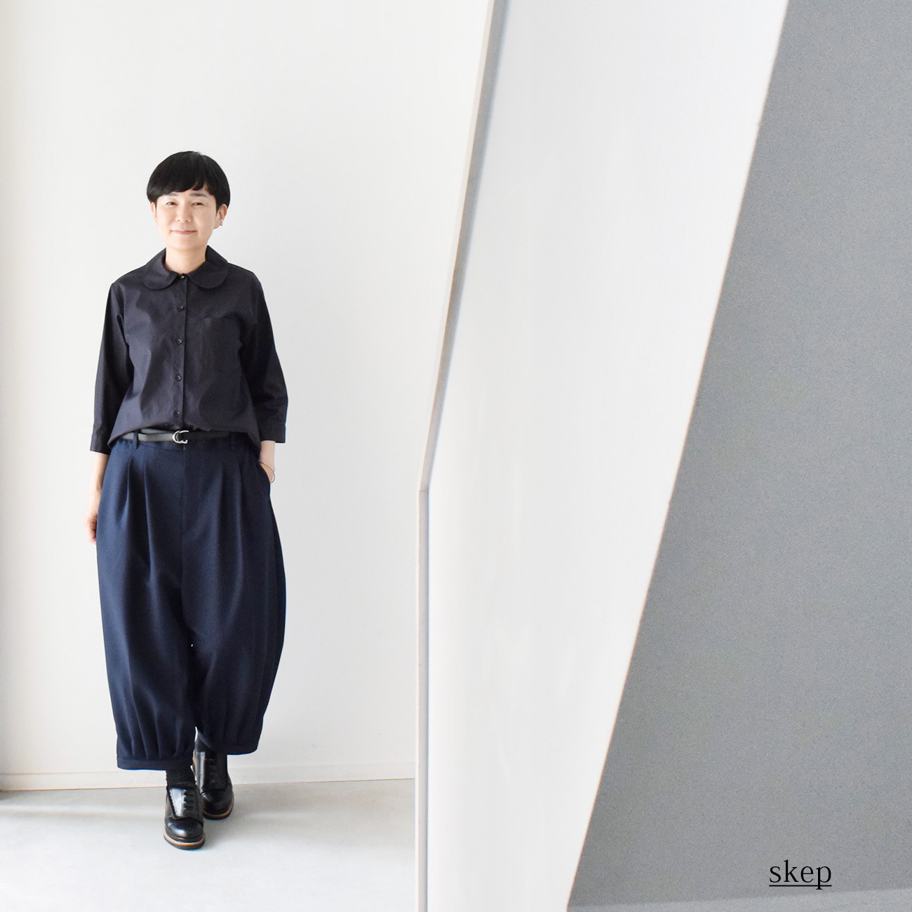 短め丈で裾ベルトのバルーンパンツ(ツイル：中肉厚)：紺［PT49SPNV-T］