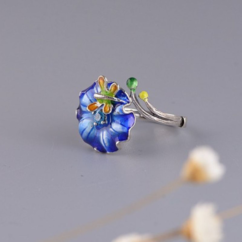 蓮の葉とトンボのリング - 自然の美しさをそのまま切り取った R432