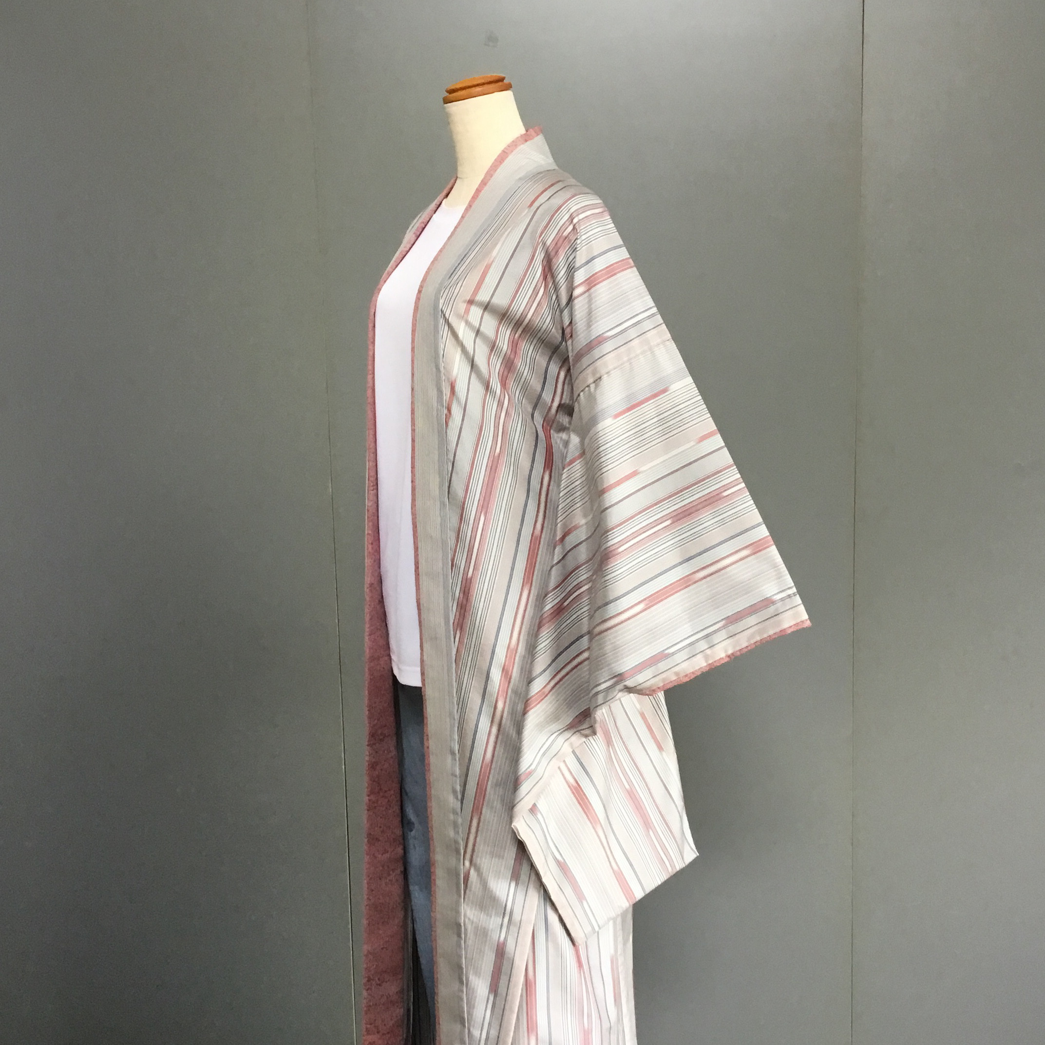 「コンセプトきもの　斜衣。」絹織物「ぼかし縞」玉糸縞柄小振袖　創作着物