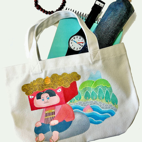昔話「桃太郎」をモチーフにしたトートバッグ。絵の具（アクリル）で