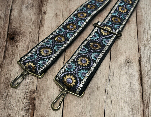 50mm太幅・斜め掛けショルダーストラップ★黒ベルト+黒地に紫・水色・金茶・白のエスニック風花刺繍の極太ショルダー 2枚目の画像