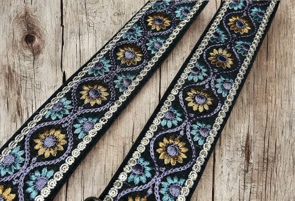 50mm太幅・斜め掛けショルダーストラップ★黒ベルト+黒地に紫・水色・金茶・白のエスニック風花刺繍の極太ショルダー 3枚目の画像
