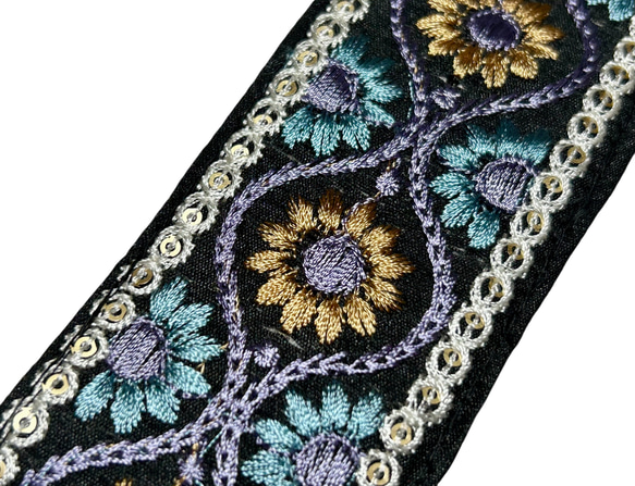 50mm太幅・斜め掛けショルダーストラップ★黒ベルト+黒地に紫・水色・金茶・白のエスニック風花刺繍の極太ショルダー 5枚目の画像
